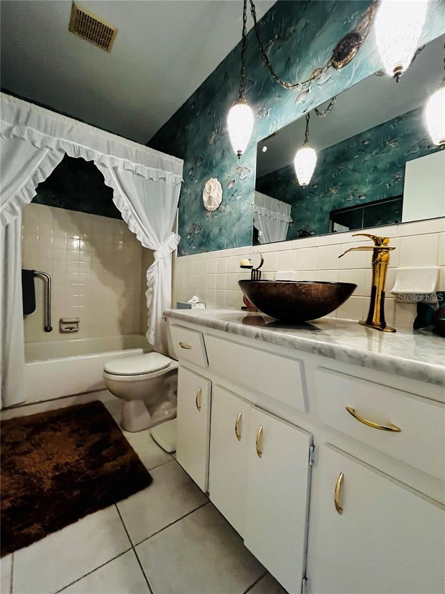 ON TOP OF THE WORLD - Residential Lease