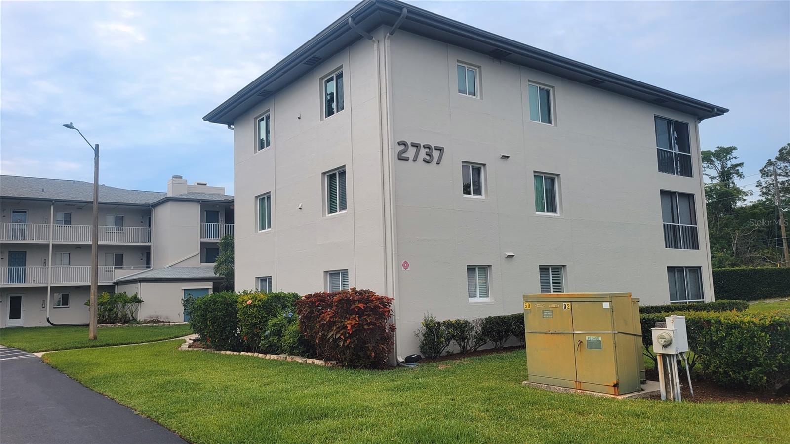 1st Floor, 2 bedroom/2 bath.  Sunny and bright.  Lowest price you will see in this area.  Great location close to Countryside Mall and shopping.  Open concept living and dining area.  Master suite with walk-in closet and additional closet, second suite also with large walk-in closet.  Location is close to award winning golf course, beaches, Tampa International Airport only 20 minutes away.  Easy access to everything you would need.  Enjoy Clearwater living with all your needs 20-30 minutes maximum.