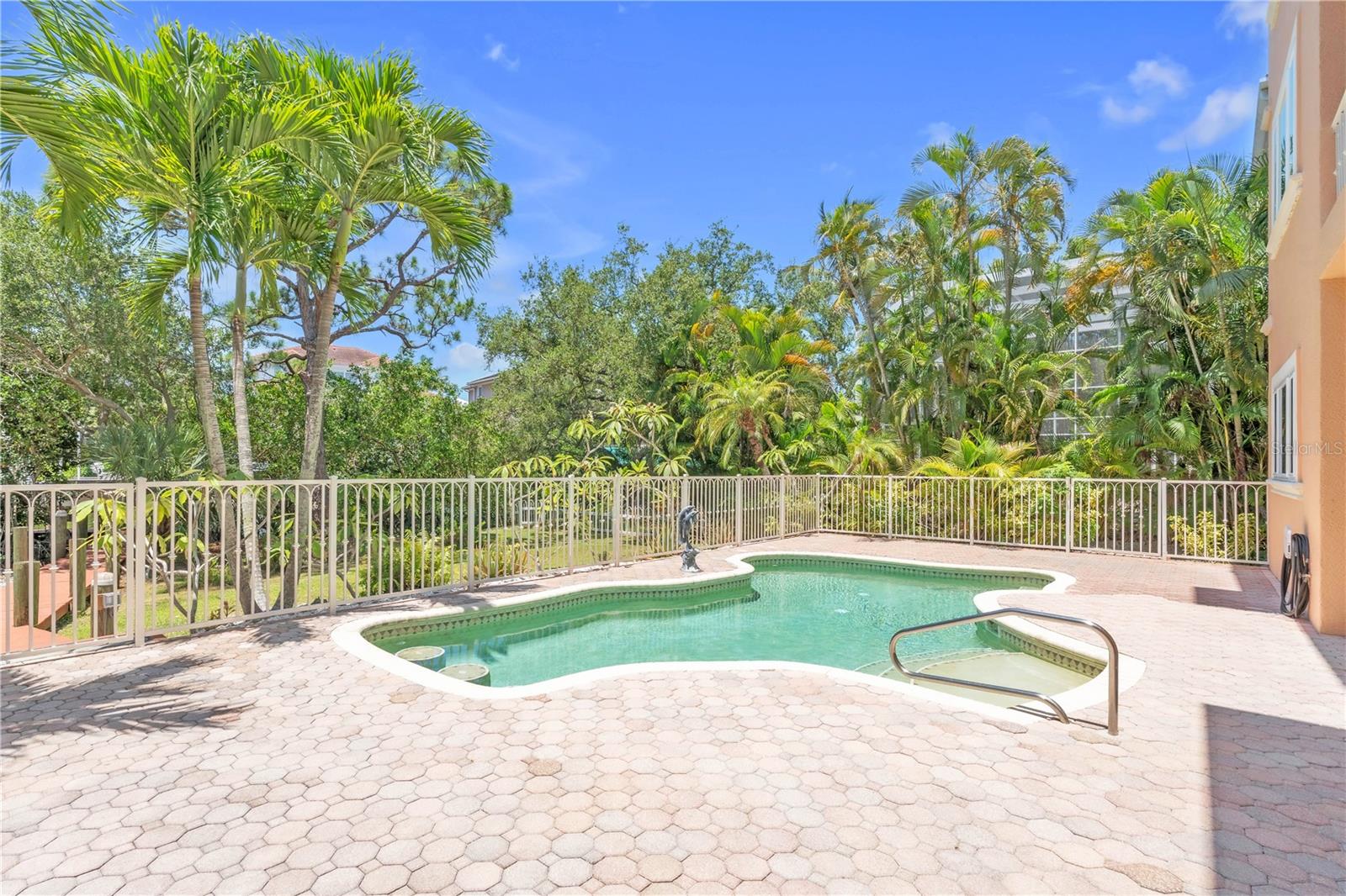 HAWKS HARBOR - Residential