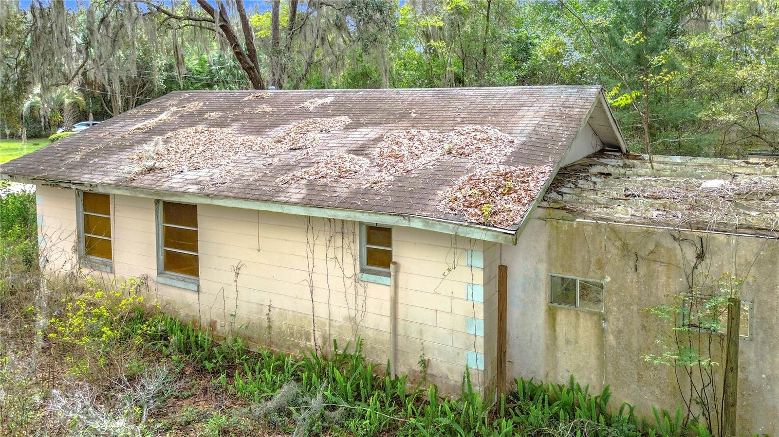 Investor special on 6.53 acres in Belleview! This 2-bedroom, 1-bath home offers 725 sq ft of living space. . Home needs full rehab or possible tear-down. Ideal for investors, builders, or buyers looking for land value with potential.  Buyer to verify zoning, land use, measurements, and all property details with county. Build your custom home or personal retreat. Spacious A-1 zoned parcel with excellent potential.  The property is conveniently located just minutes from shopping, dining, schools, and major corridors including US-441/27, providing easy access to Ocala and The Villages. With ample land and no HOA, this property presents an excellent opportunity for investors, rehabbed, or buyers looking to explore future development possibilities. 
Property sold AS-IS. Serious inquires only.