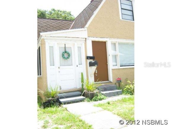 2 Bedroom, 1 bath with deck in back yard. Beautiful hard wood floors, Newly remodeled kitchen, house has washer and dryer. Very charming !!