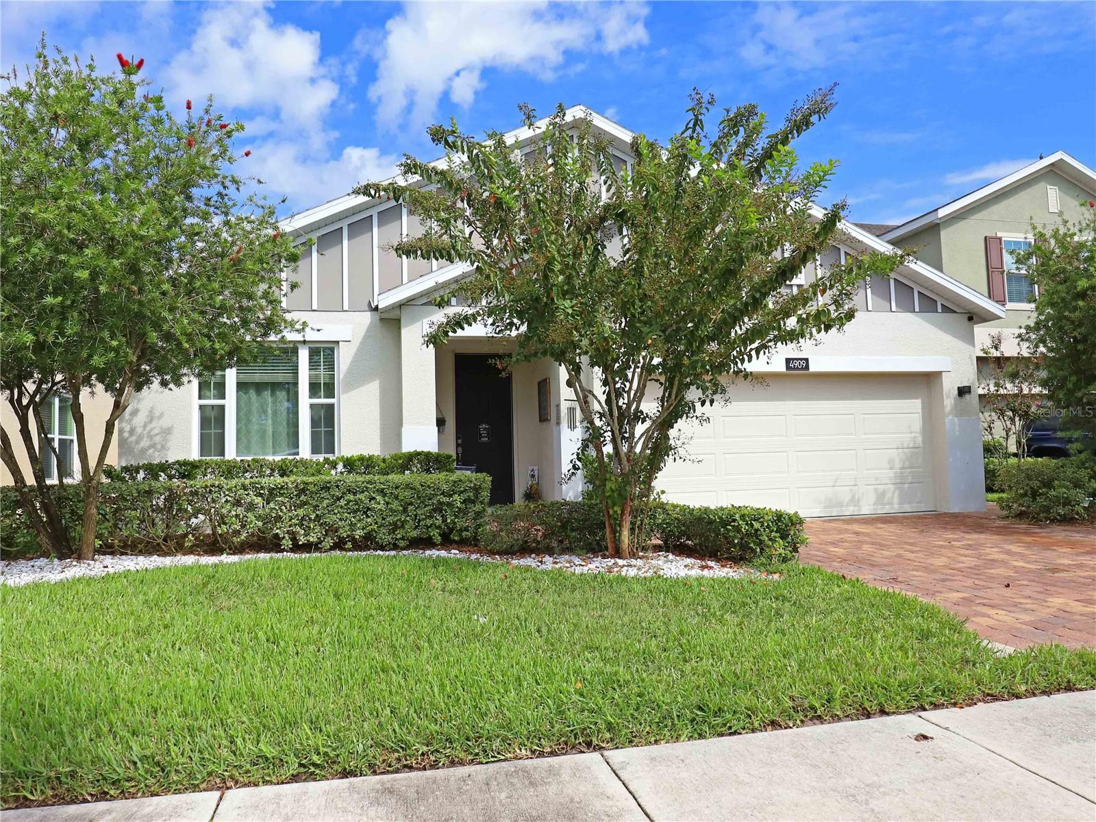 Explore comfortable living and serenity in this charming home with 4 bedrooms, 2 bathrooms and extra space, which can be used as a bedroom or office. Welcome to St. Cloud, Florida. Where accessibility and charm merge perfectly. The center of the home is undoubtedly the open-plan kitchen, with sleek granite countertops, an attractive backrest, and a versatile peninsula-like design that naturally becomes a gathering point for meals and family entertaining.

The passage from this culinary area to the outside is easy, where you will find your own pool, surrounded by a screen that becomes the focal point next to the tranquil canal that surrounds it. Imagine evenings of relaxation and cookouts with your family and friends.

Inside the house, the rooms offer a cozy retreat with their comfortable carpet. Located near Lake Alligator, in a well-known school district and with access to shopping, colleges, and the city's main thoroughfares. This property promises a perfect blend of comfort and quiet living in the sought-after heart of Central Florida. Book your visit today! This property will not be available for long.