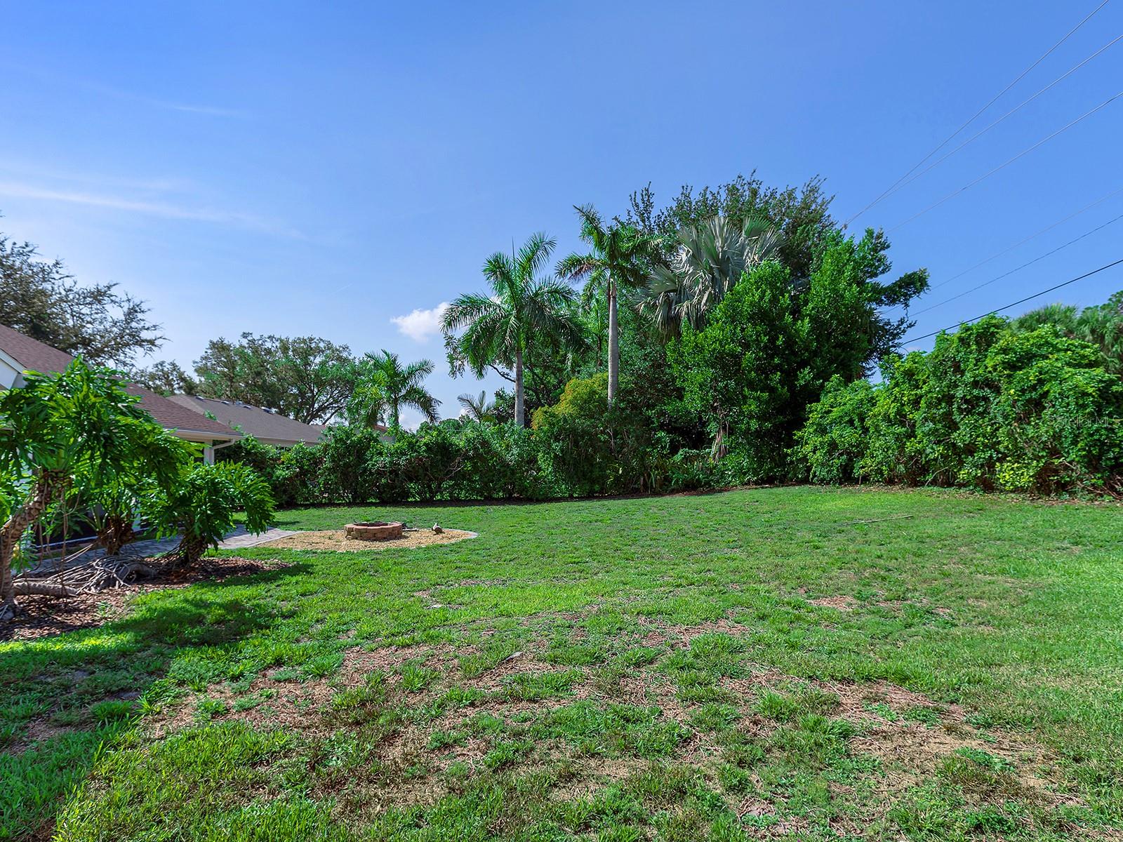 LAKES ESTATES THE - Residential Lease