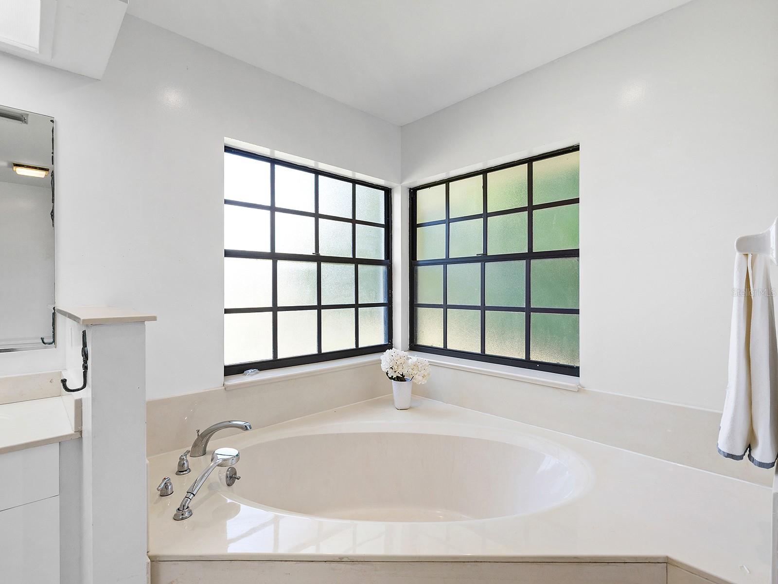 LAKES ESTATES THE - Residential Lease
