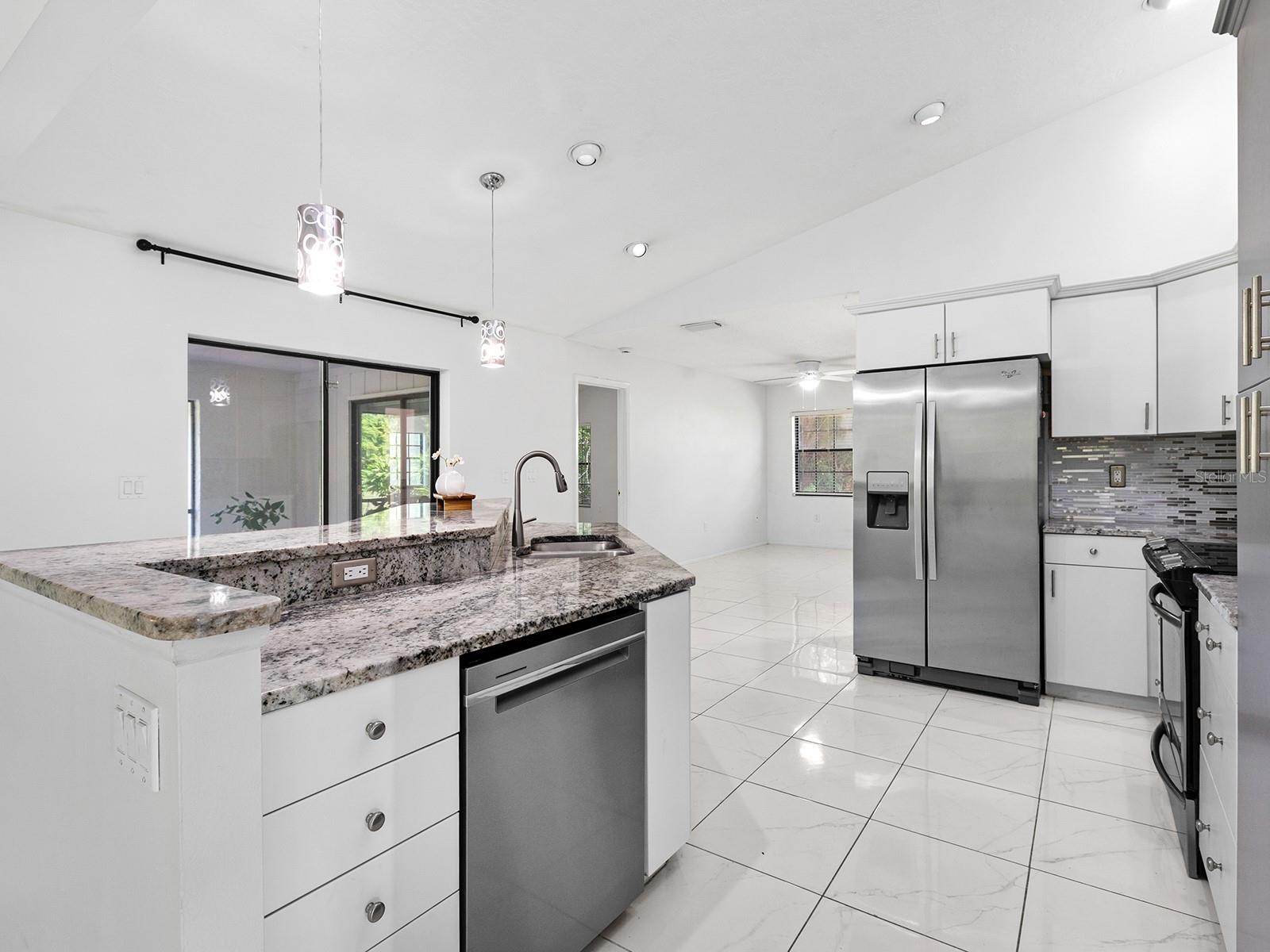 LAKES ESTATES THE - Residential Lease