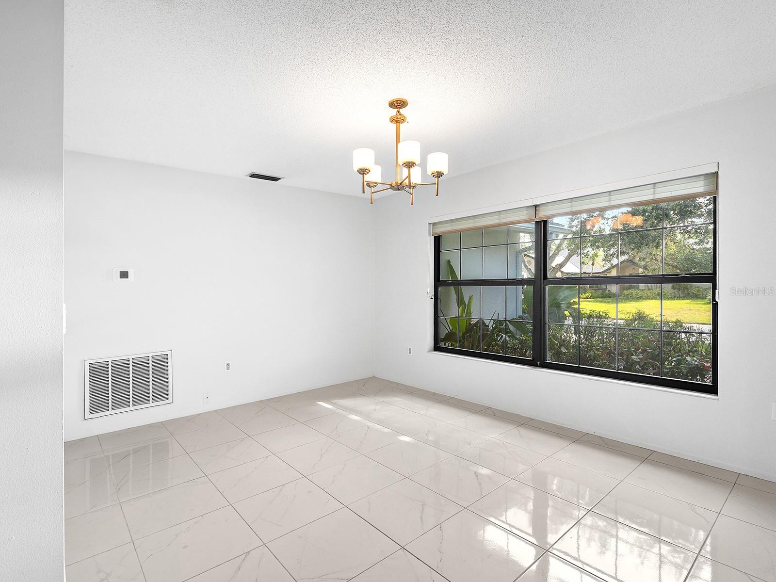 LAKES ESTATES THE - Residential Lease