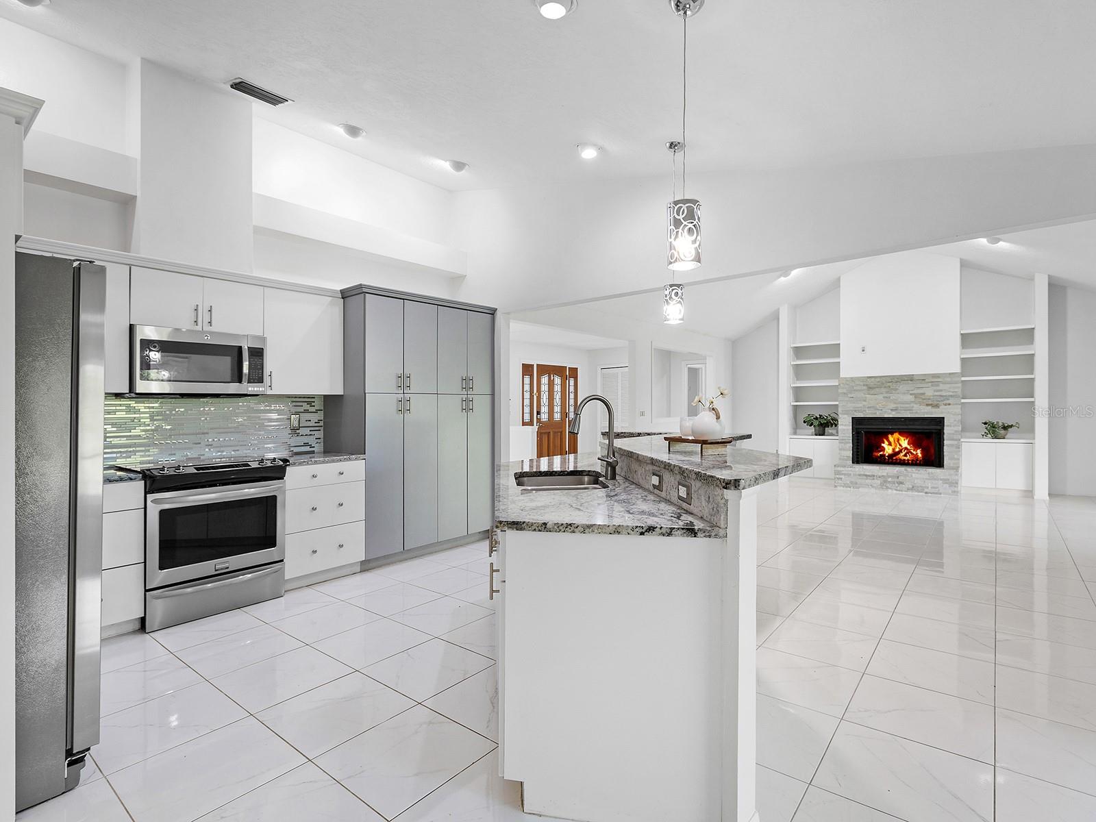 LAKES ESTATES THE - Residential Lease