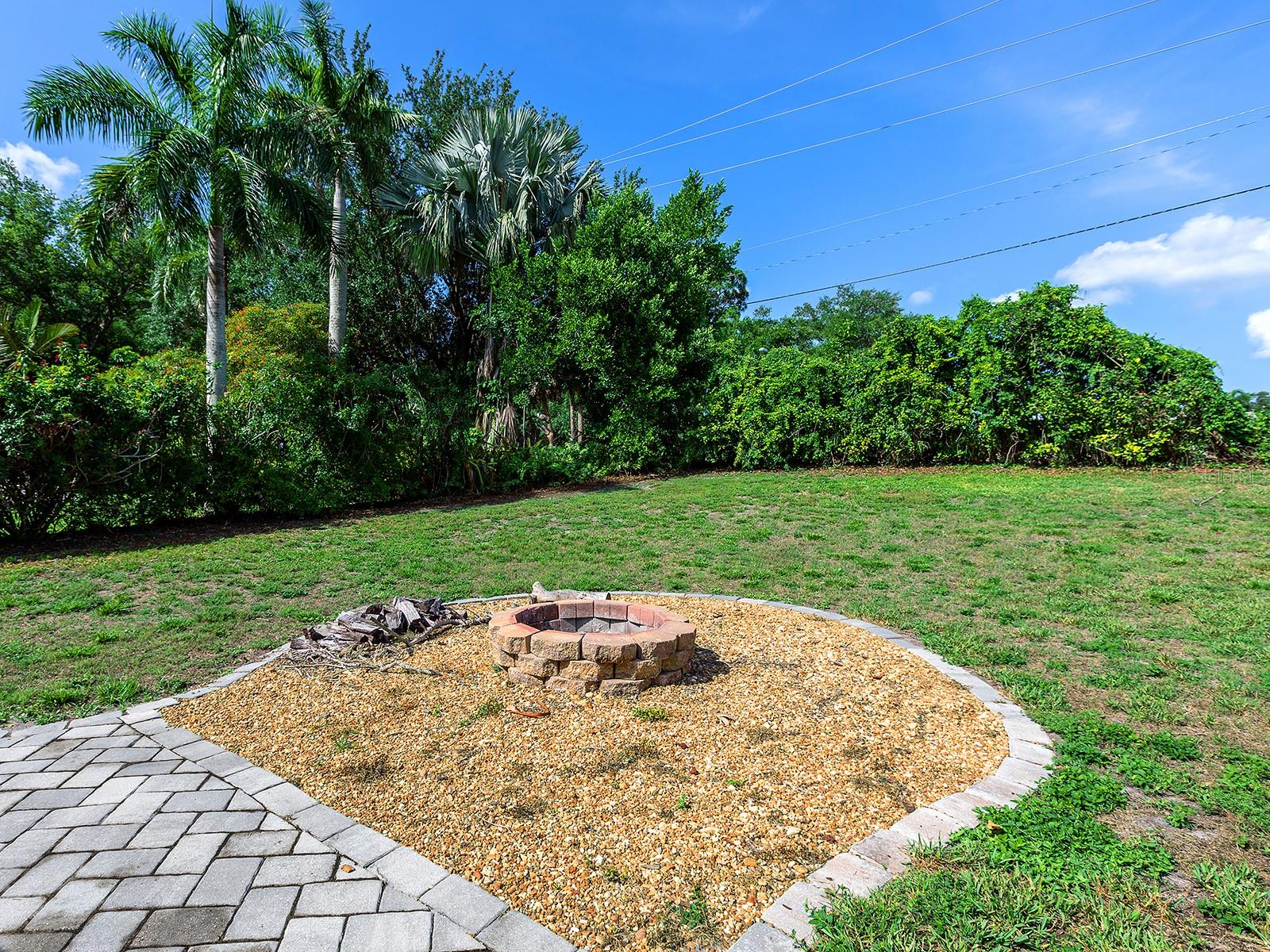LAKES ESTATES THE - Residential Lease