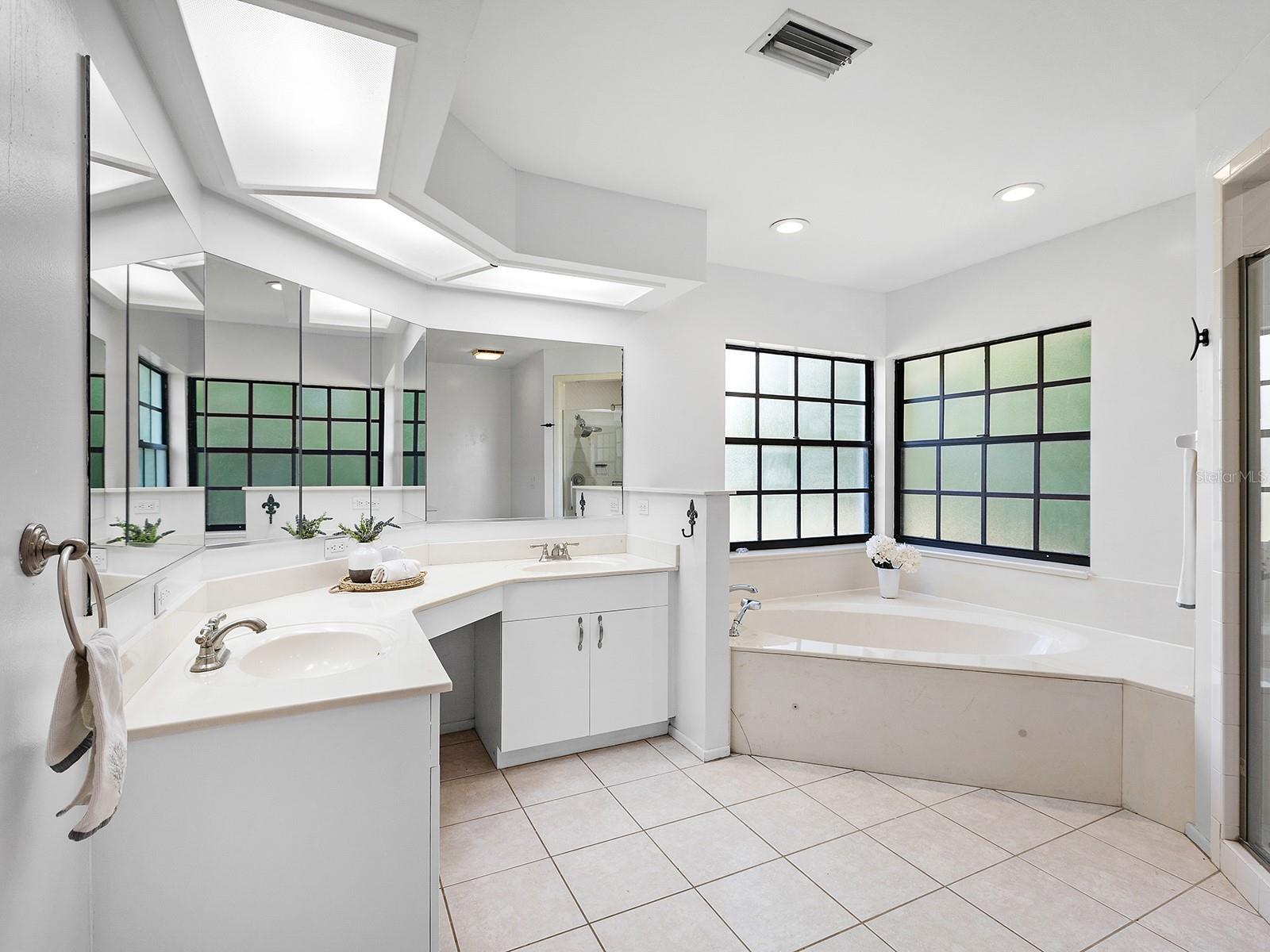 LAKES ESTATES THE - Residential Lease