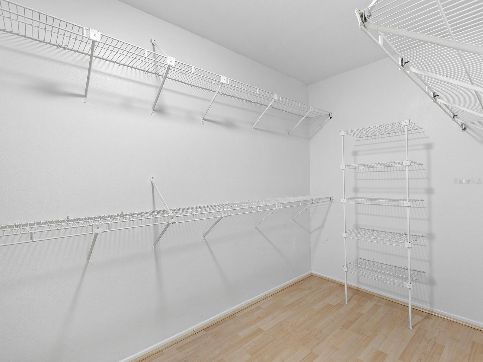 LAKES ESTATES THE - Residential Lease