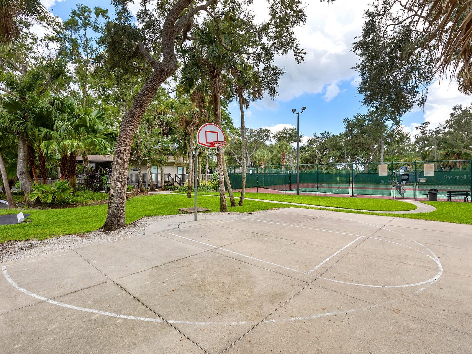 LAKES ESTATES THE - Residential Lease