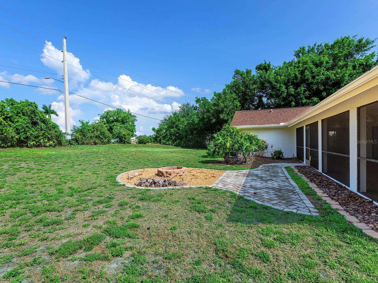 LAKES ESTATES THE - Residential Lease