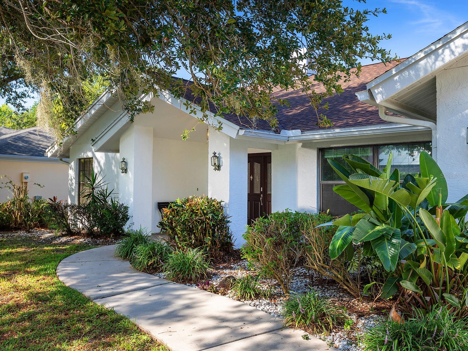 LAKES ESTATES THE - Residential Lease
