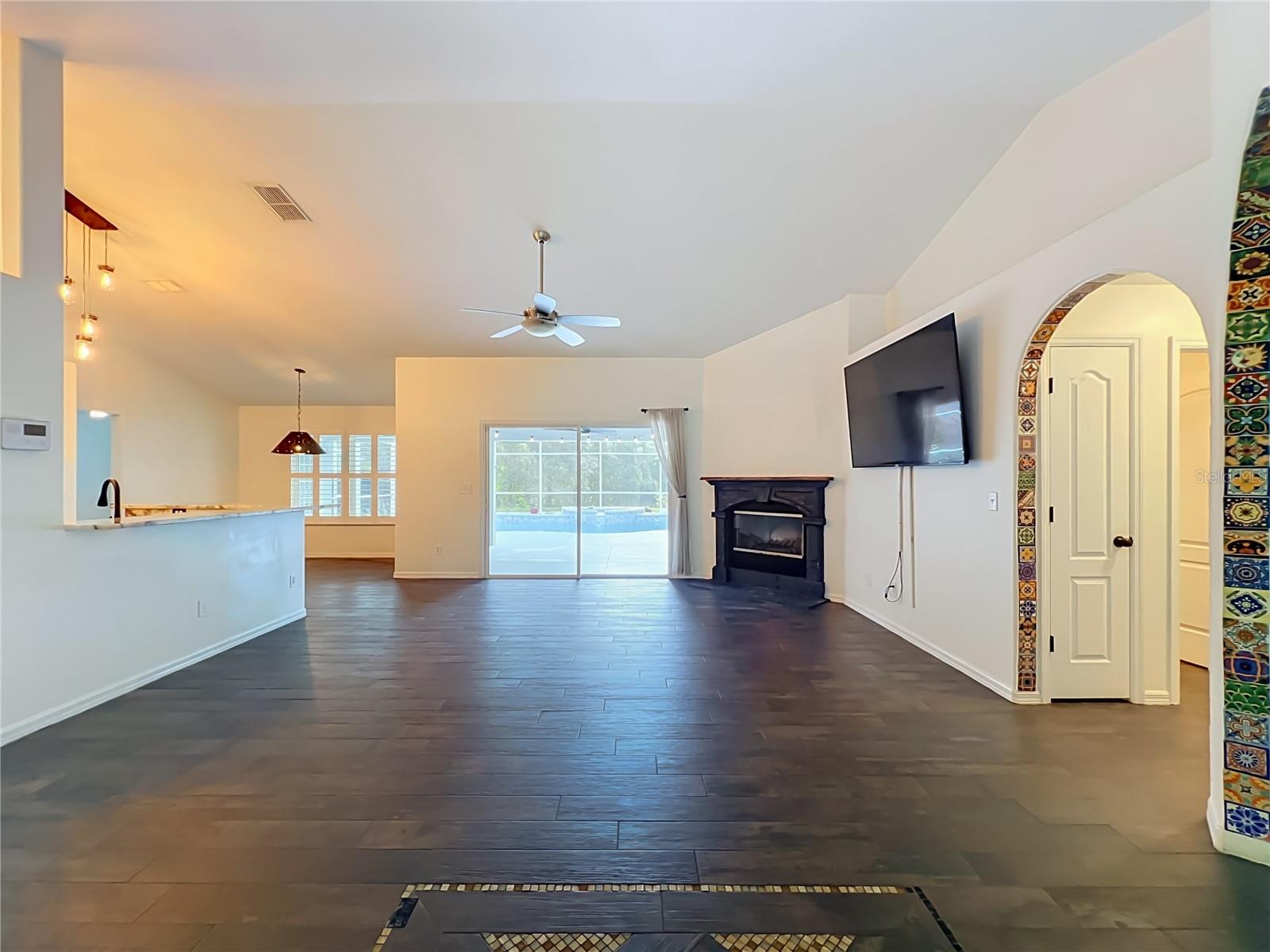 HILLS LAKE LOUISA PH 02 - Residential