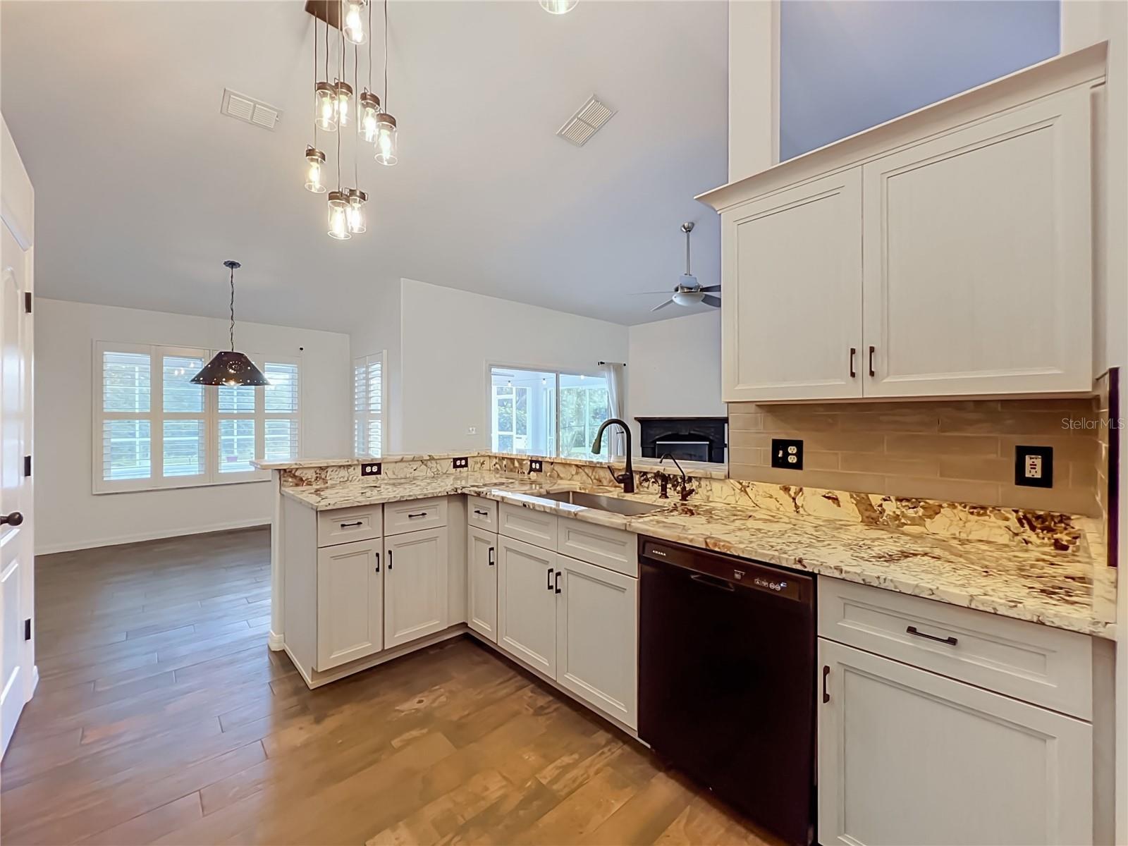 HILLS LAKE LOUISA PH 02 - Residential