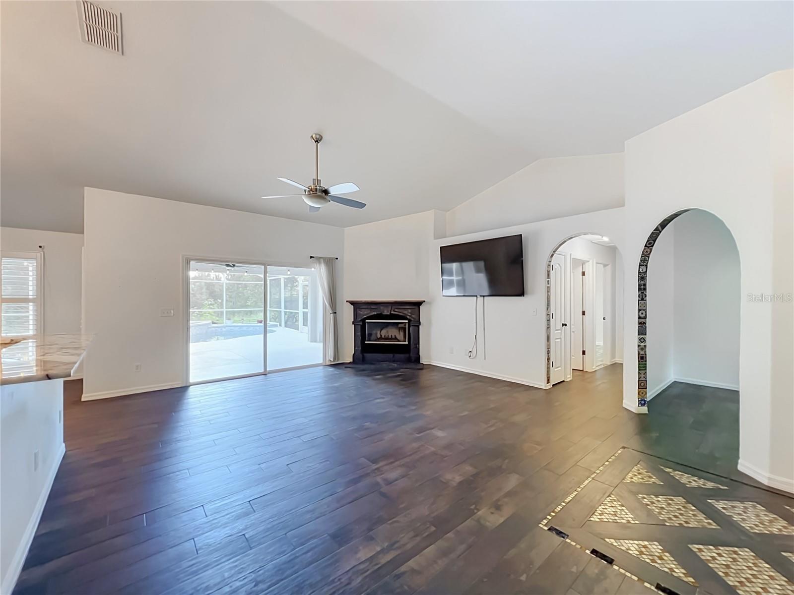 HILLS LAKE LOUISA PH 02 - Residential