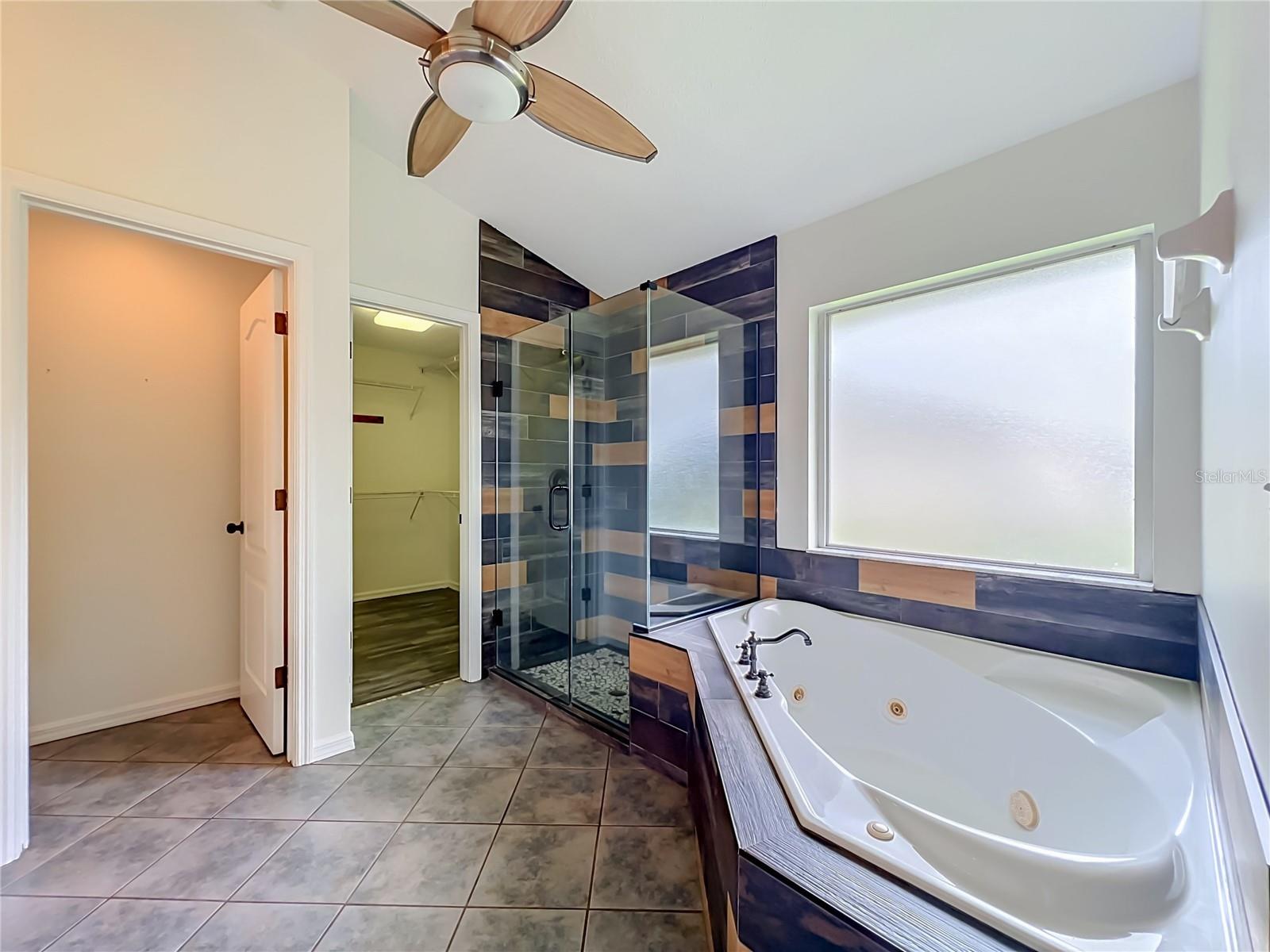 HILLS LAKE LOUISA PH 02 - Residential