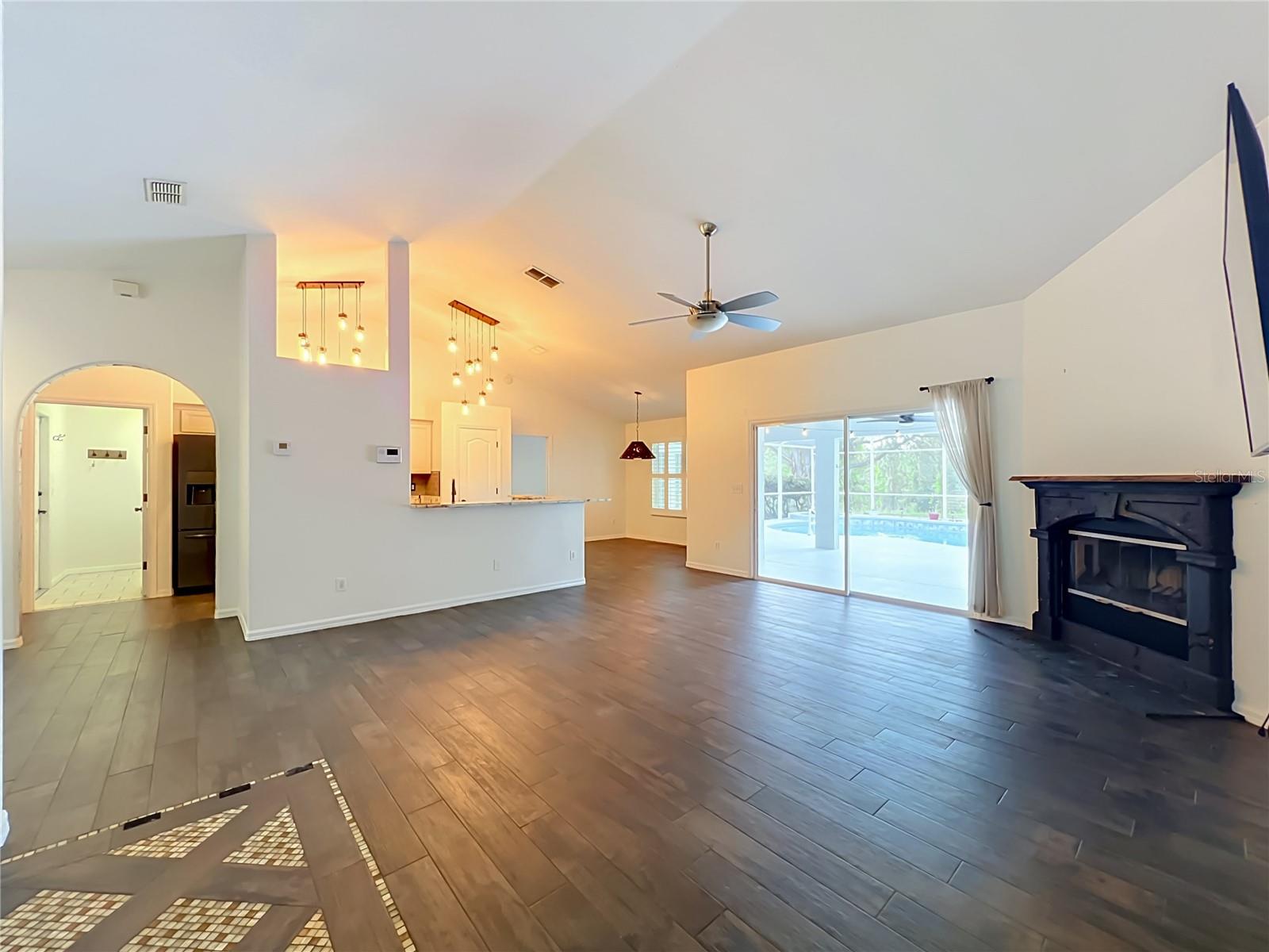HILLS LAKE LOUISA PH 02 - Residential