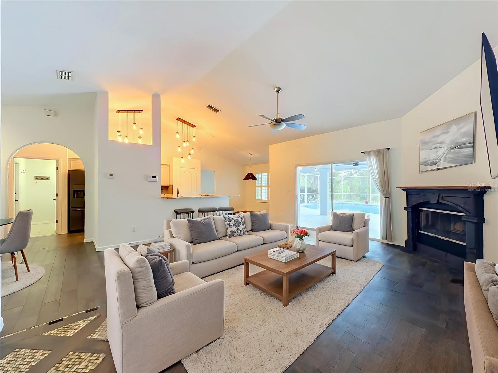 HILLS LAKE LOUISA PH 02 - Residential