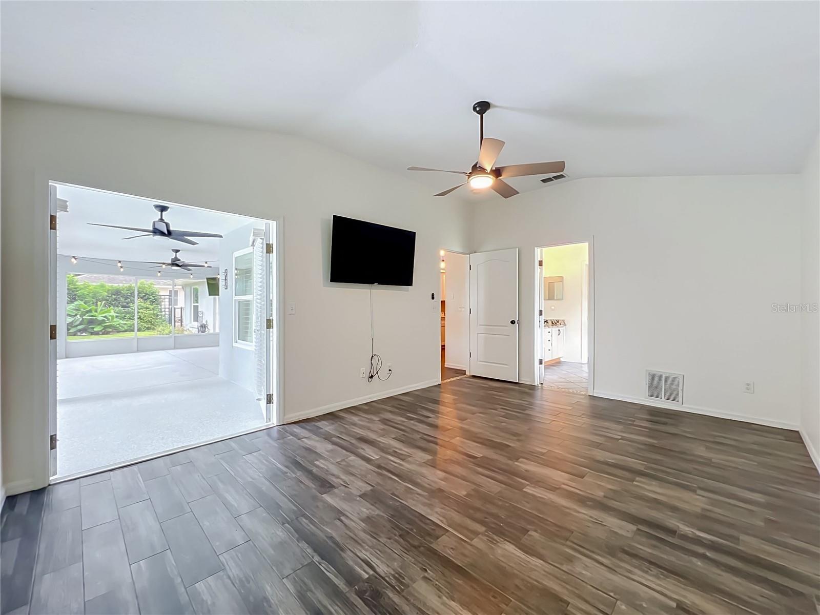 HILLS LAKE LOUISA PH 02 - Residential