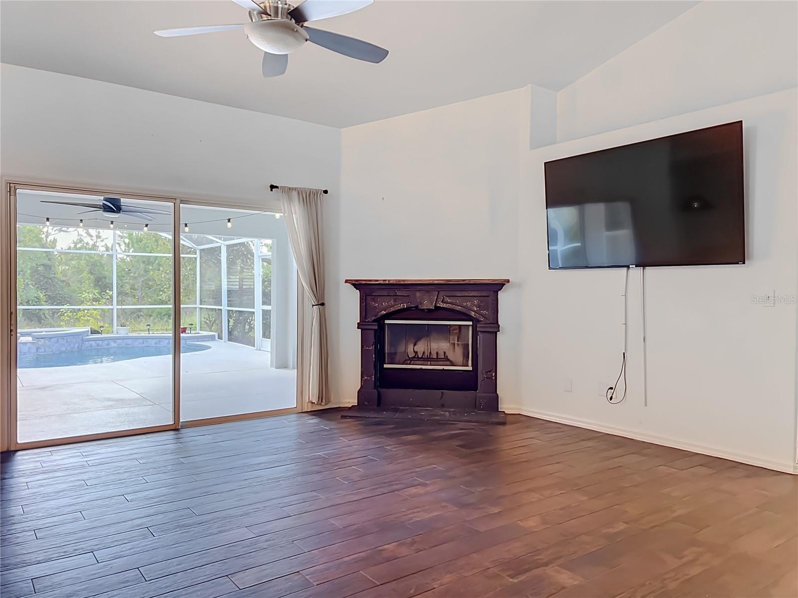 HILLS LAKE LOUISA PH 02 - Residential