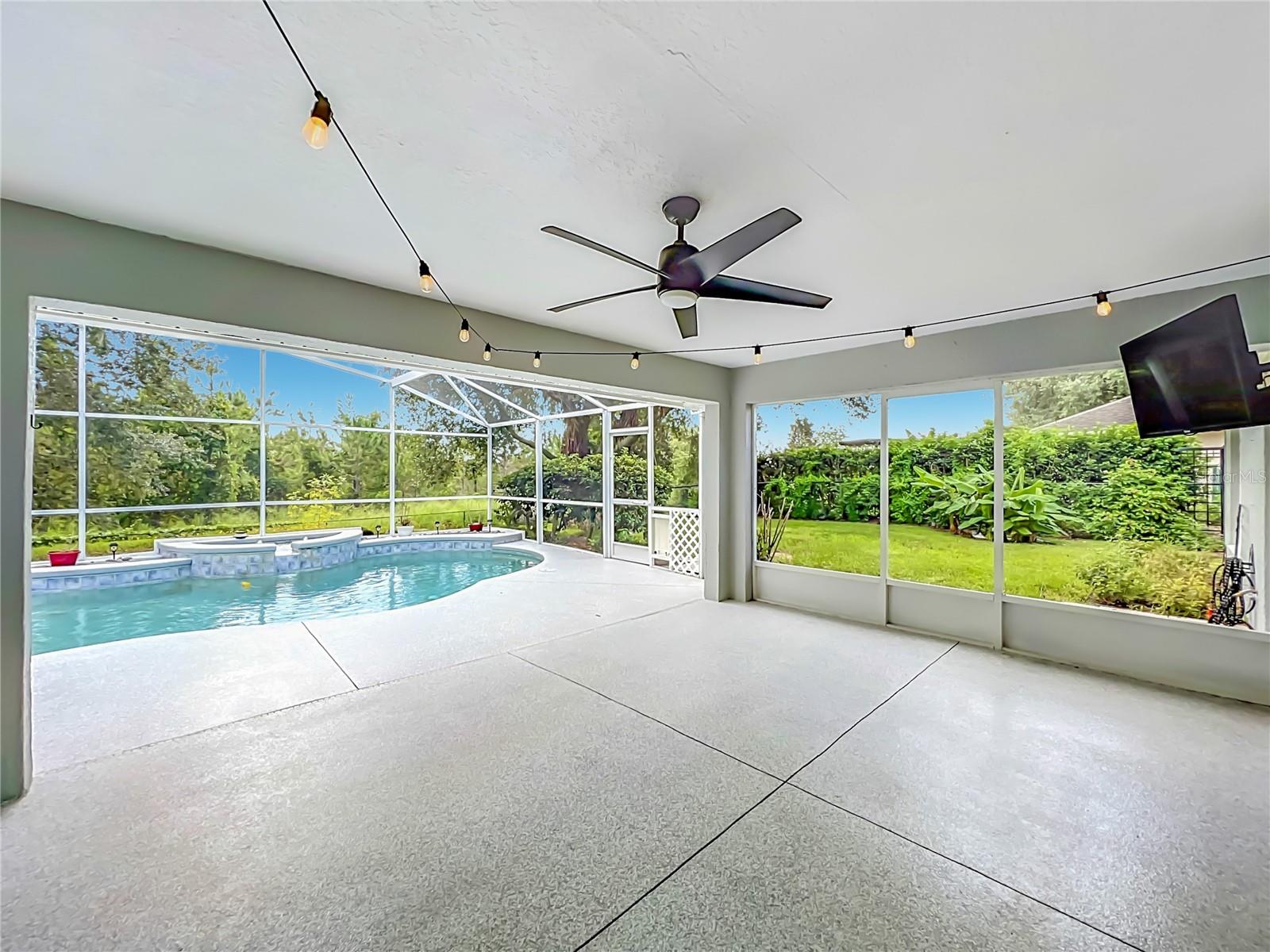 HILLS LAKE LOUISA PH 02 - Residential