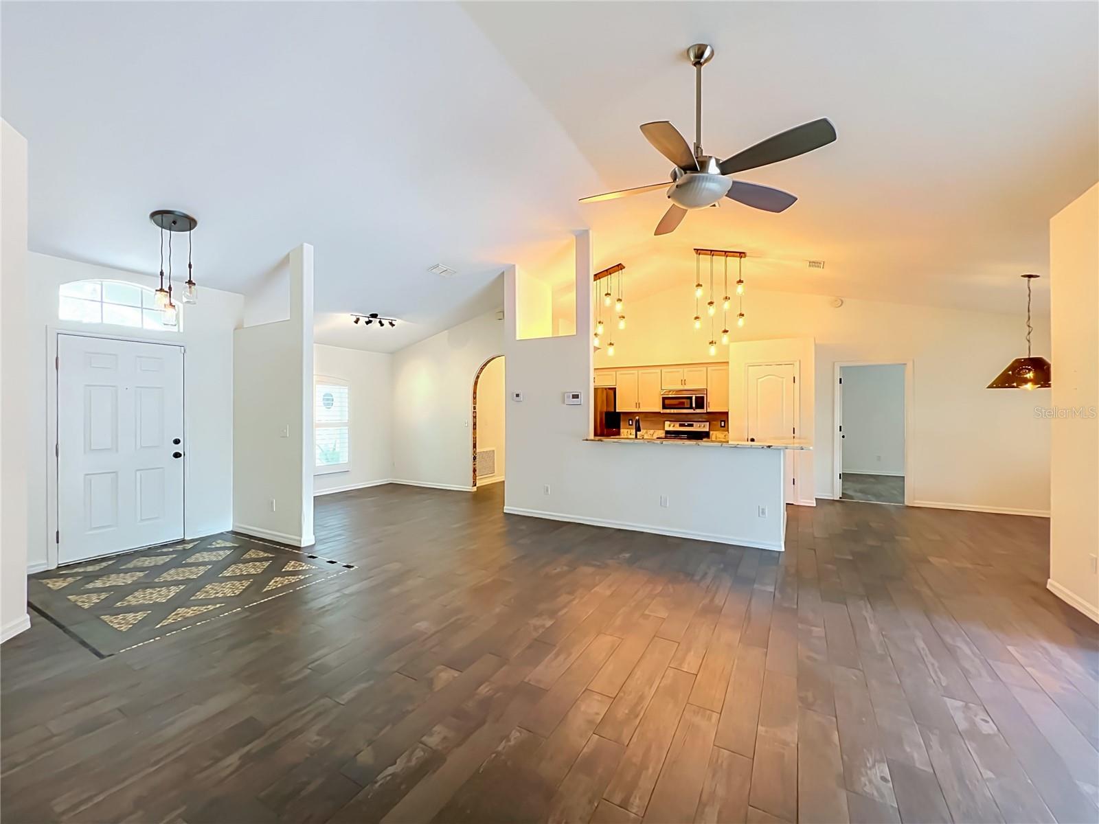 HILLS LAKE LOUISA PH 02 - Residential
