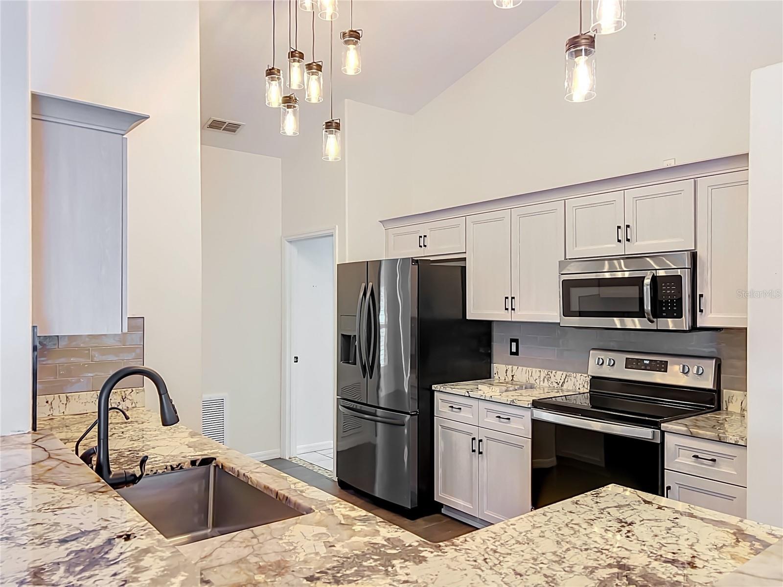 HILLS LAKE LOUISA PH 02 - Residential