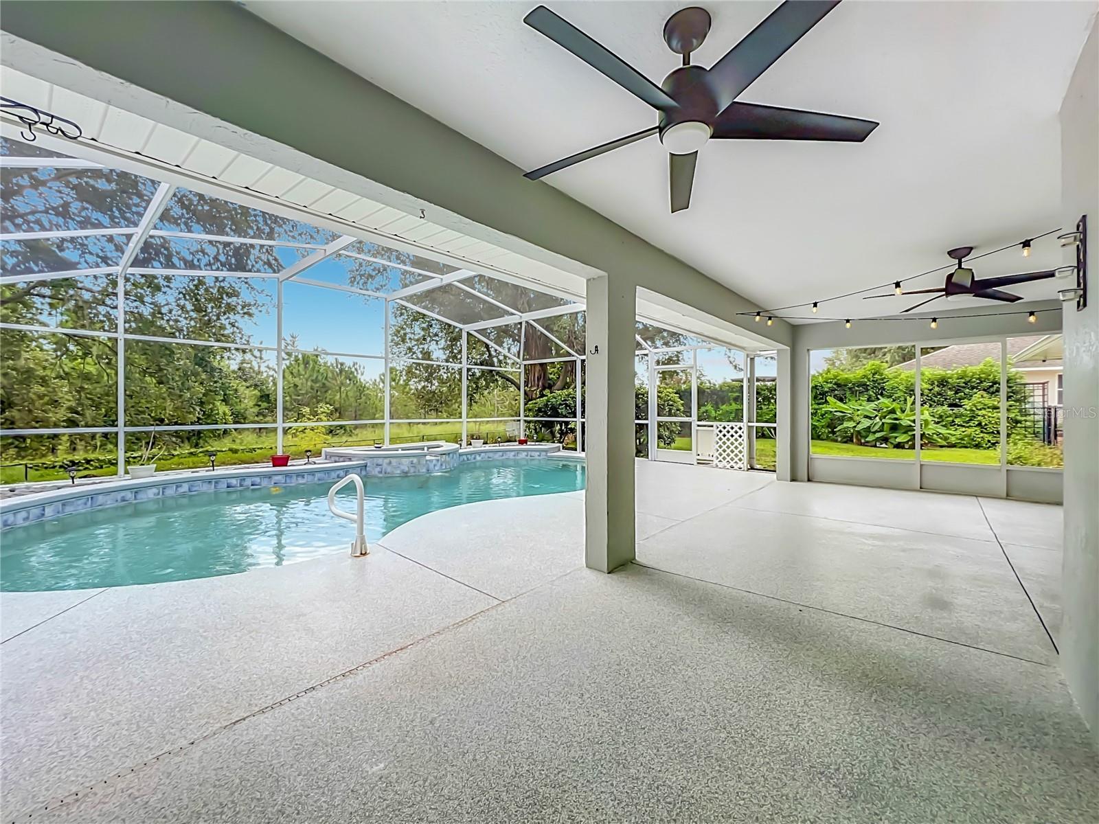 HILLS LAKE LOUISA PH 02 - Residential
