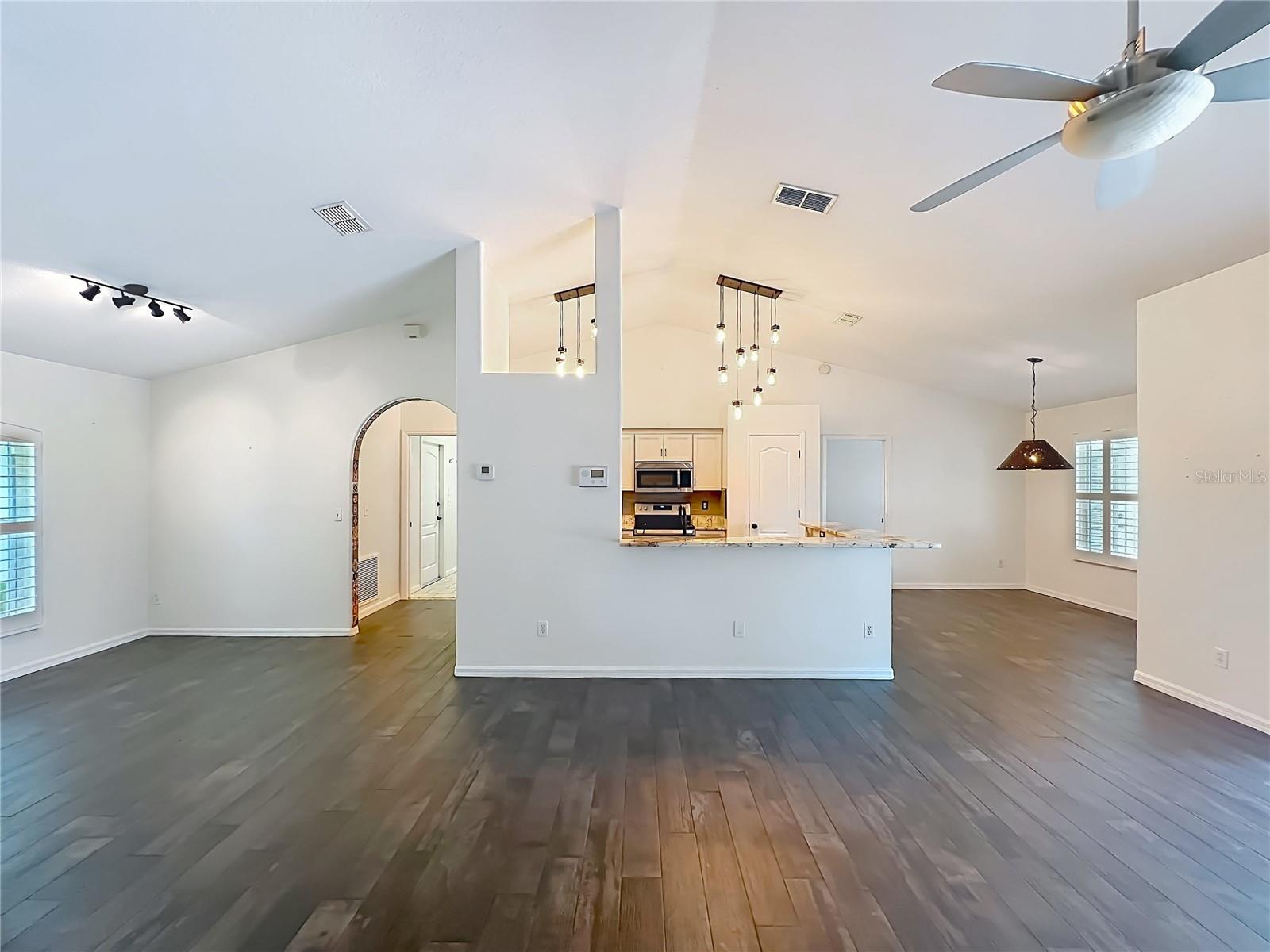 HILLS LAKE LOUISA PH 02 - Residential
