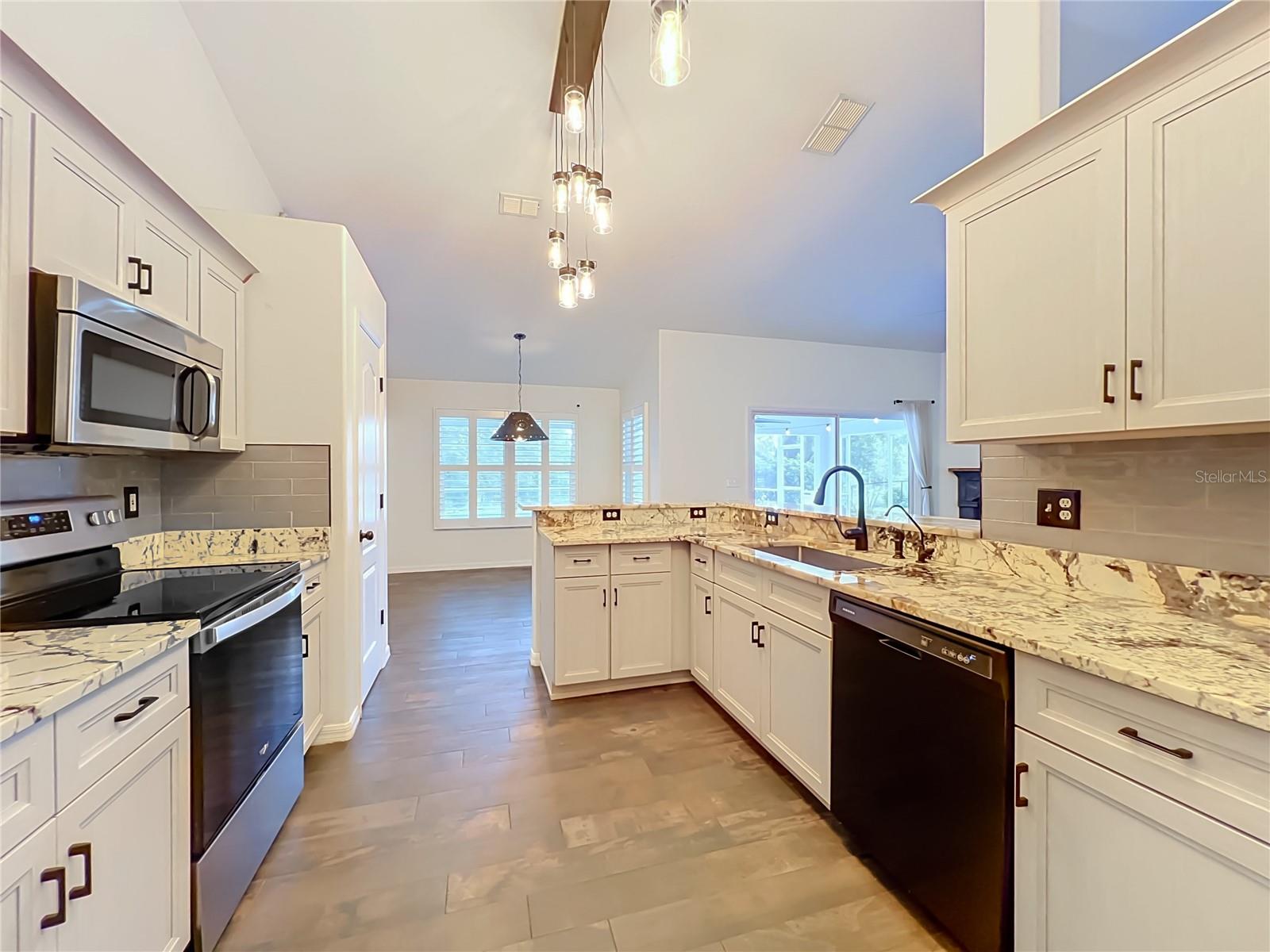 HILLS LAKE LOUISA PH 02 - Residential