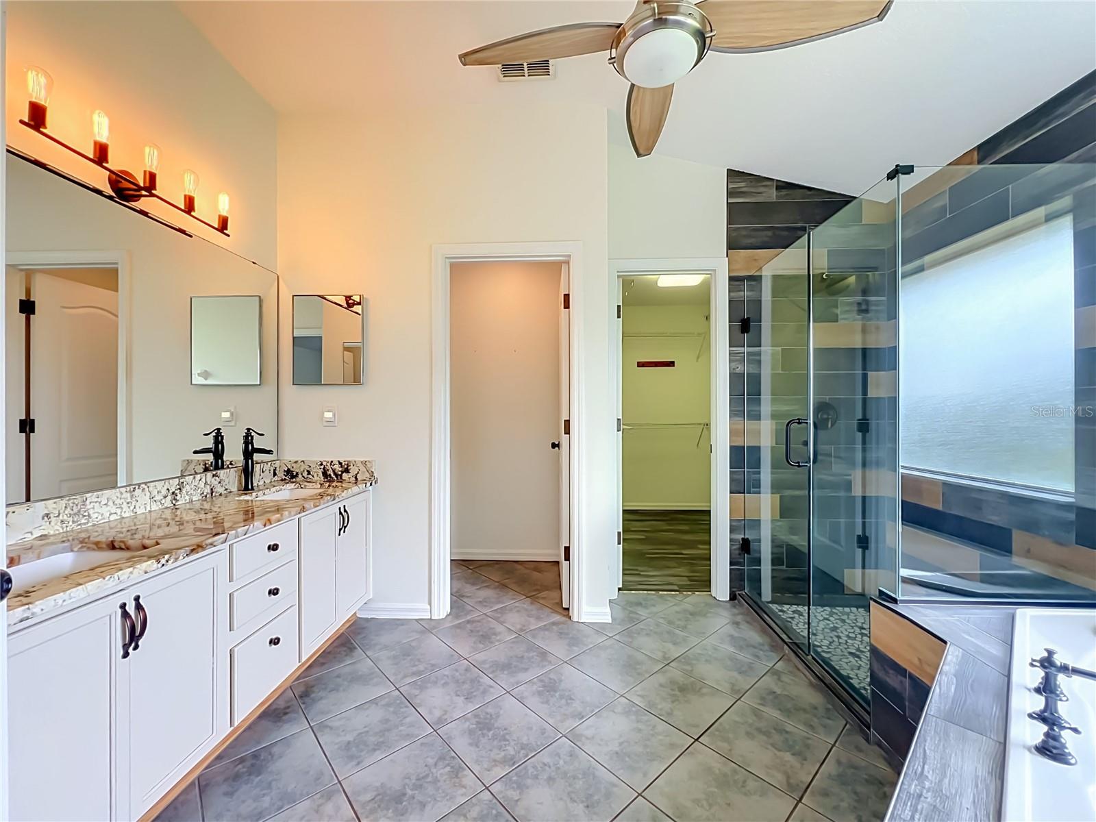 HILLS LAKE LOUISA PH 02 - Residential