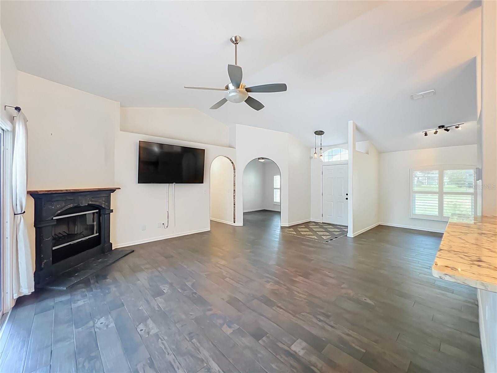 HILLS LAKE LOUISA PH 02 - Residential