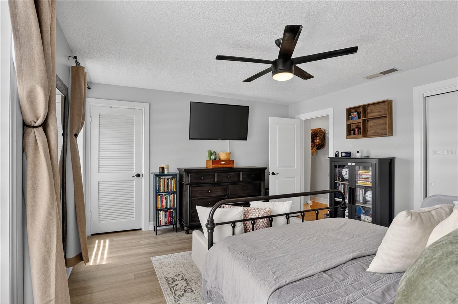 FOUR SEASONS CONDO - Residential