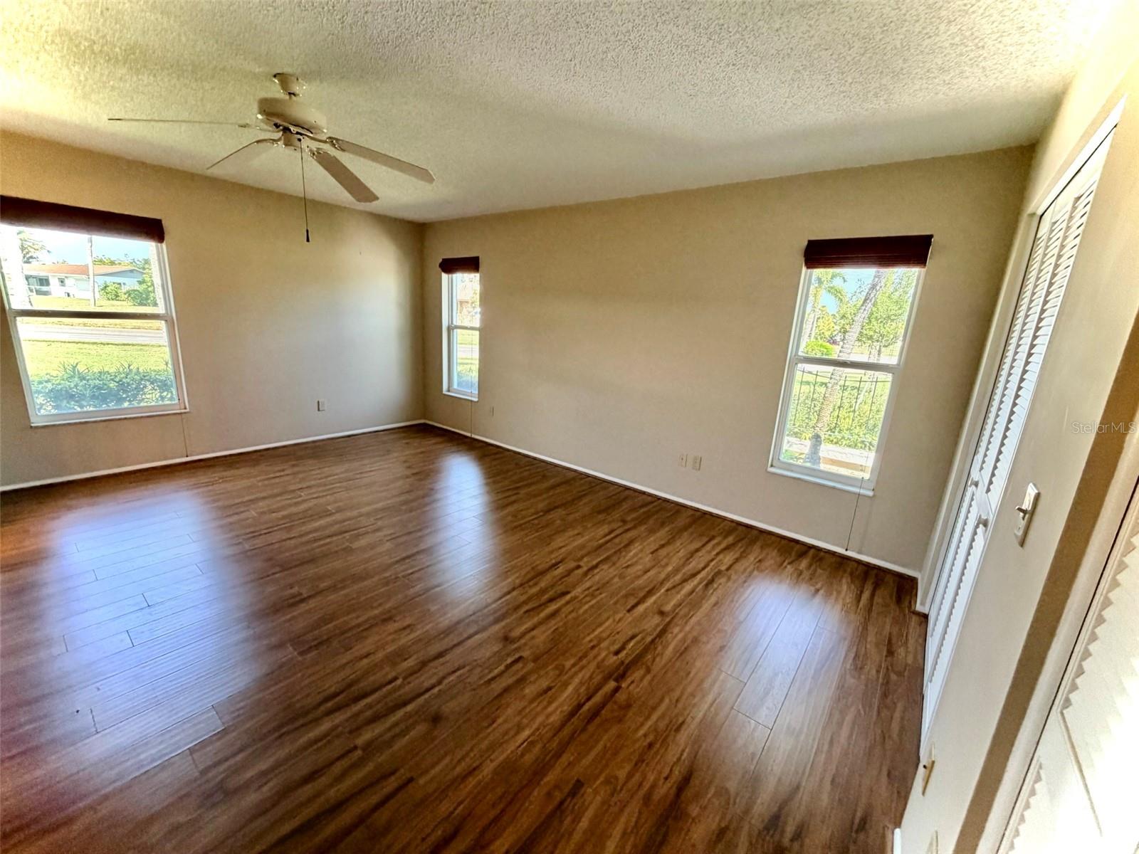 VILLAGE GREEN OF BRADENTON SEC 8 - Residential