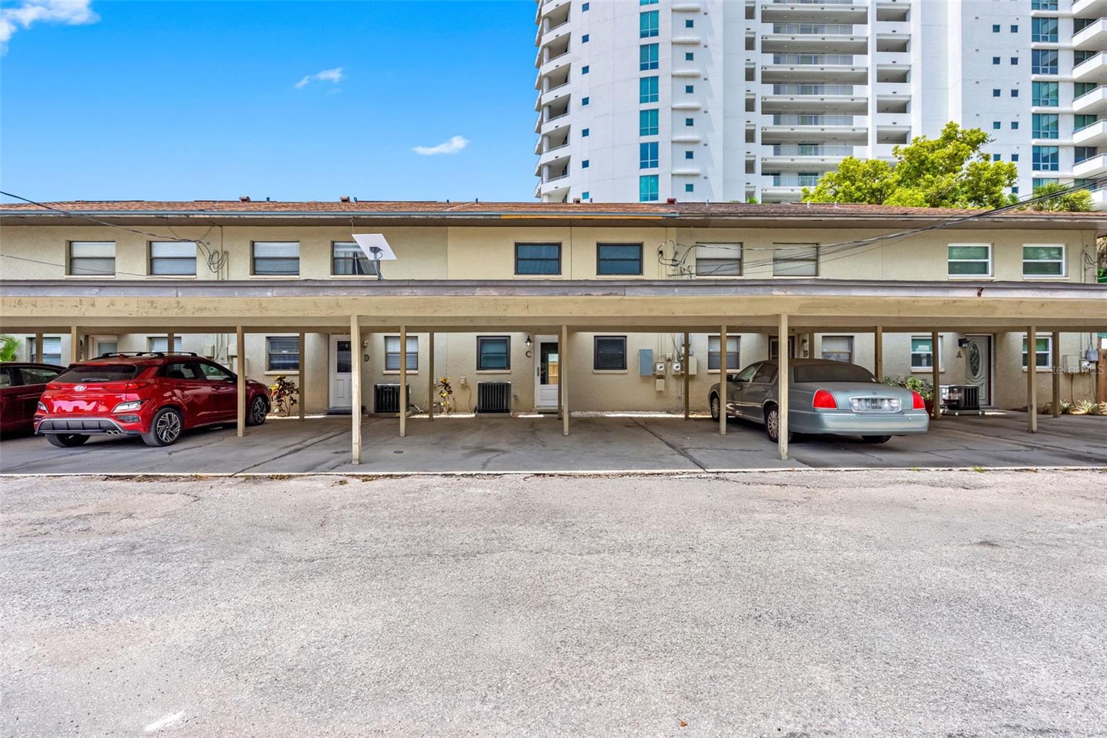 !!!HALF BLOCK TO BAYSHORE!!! CONVENIENCE & LOCATION ARE THE HIGHLIGHTS OF THIS CENTRALLY LOCATED TOWNHOME IN THE PLANT HS DISTRICT & WITHIN WALKING DISTANCE OR MINUTES BY CAR TO ALL S. TAMPA HAS TO OFFER…LOCAL PARKS, SHOPS, MUSEUMS, PERFORMING ARTS, AQUARIUM, EATERIES, RIVERWALK, BENCHMARK ARENA & RECREATION; TOO MANY TO MENTION. UNIT HAS BEEN TOTALLY RENOVATED INCLUDING NEW 6 PANEL DOORS & PLANK FLOORING, DOUBLE PANE WINDOWS, TEXTURED CEILINGS, LAUNDRY ROOM (WITH STACKED, FULL SIZE ENERGY STAR ELECTROLUX W/D & LAUNDRY SINK), MULTI-PURPOSE BUILT-IN WET BAR WITH STORAGE & WINE RACK THAT DOES TRIPLE DUTY AS ADDITIONAL KITCHEN PREP SPACE/WET BAR/COFFEE BAR. SOFT CLOSE CABINETS/DRAWERS & CEILING FANS THROUGHOUT. OWNER HAS ALSO INSTALLED NEW PANEL BOX AS WELL AS 3 TON RHEEM 16 SEER ENERGY STAR CERTIFIED AC WITH HEAT PUMP & TANKLESS WATER HEATER. DOWNSTAIRS FEATURES A GUEST POWDER ROOM & COMBO LIVING/DINING ROOM WITH RECESSED NOOK (4.4x3.8) FINISHED WITH SHIP LAP WALLS & BUILT-IN WINDOW BENCH WITH STORAGE & OUTLET; PERFECT FOR SITTING, READING OR RELAXING. KITCHEN HAS STONE COUNTERS, NEW RECESSED LIGHTING, ADDITIONAL BUILT-IN STORAGE, BREAKFAST BAR (SEATS 4 COMFORTABLY), STAINLESS APPLIANCES INCLUDING BOSCH DISHWASHER, 24CF ‘FRIDGE WITH WATER & ICE, SLIDE-IN GLASS TOP RANGE, OVERSIZED SINGLE BASIN SINK (15” DEEP) THAT EASILY ACCOMMODATES ROASTING PANS, STOCKPOTS & BAKING SHEETS. PRIMARY & GUEST BEDROOMS HAVE CEILING FANS & WALK-IN CLOSETS WITH CUSTOM STORAGE. PRIMARY BEDROOM ALSO HAS ADDITIONAL BUILT-IN CABINETRY & 6 SHELF (20" deep) STORAGE/LINEN CLOSET (3.0x2.5)