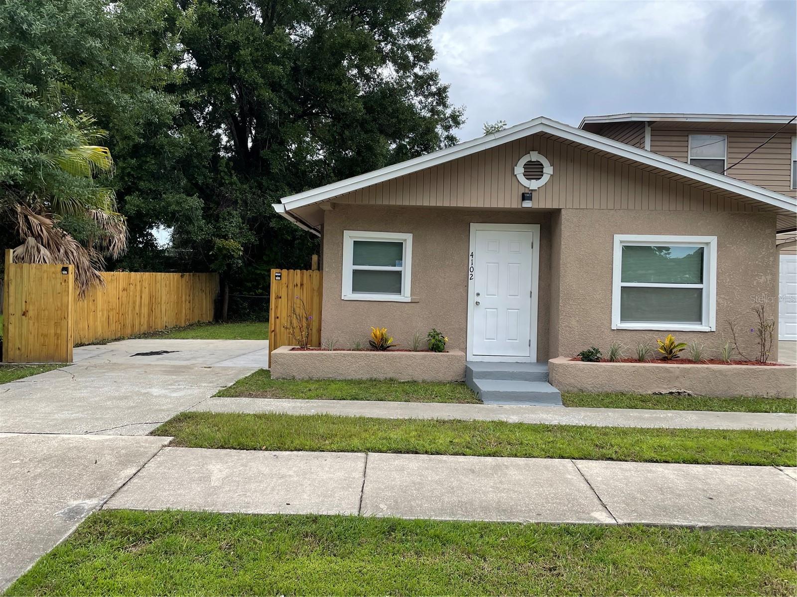 Welcome to this spacious and well-maintained rental home located in the heart of Orlando! 
 Conveniently located near major highways, downtown Orlando, shopping, dining, schools, and entertainment, this home provides easy access to everything Central Florida.
Don't miss this opportunity to lease a comfortable home in a convenient location. Schedule your private showing today!