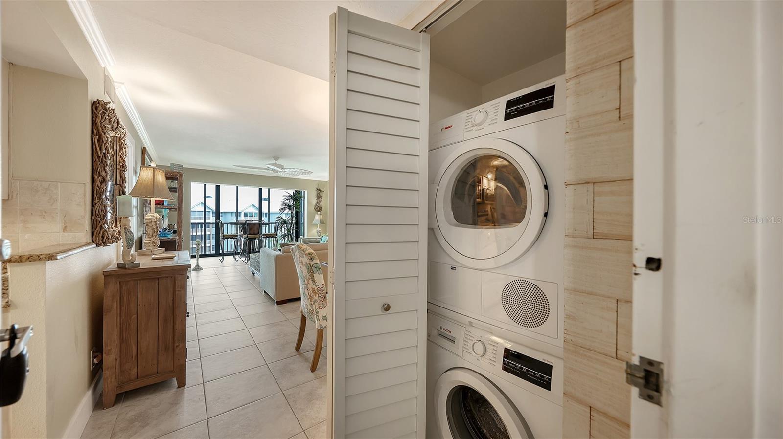 HARBOR TOWERS YACHT & RACQUET CLUB - Residential