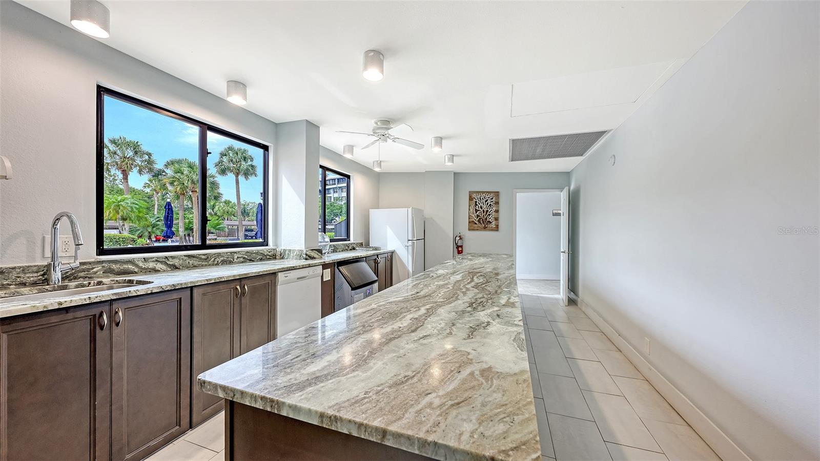HARBOR TOWERS YACHT & RACQUET CLUB - Residential