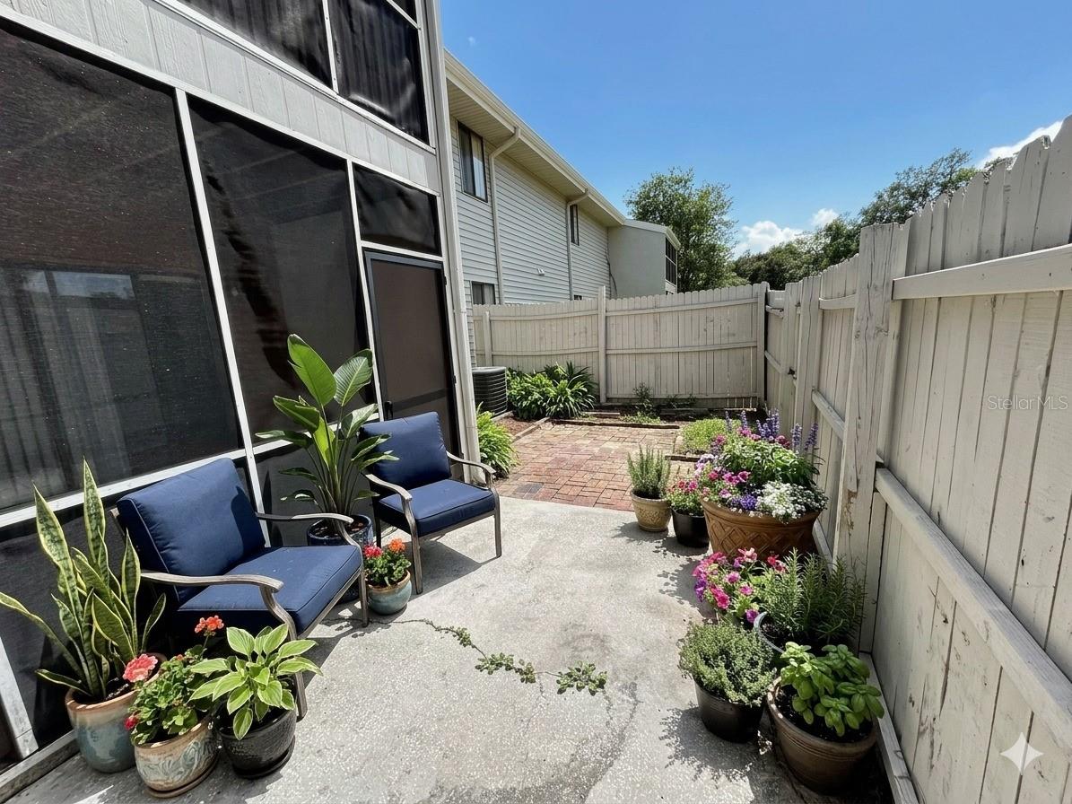 ERROL OAKS CONDO 01 - Residential