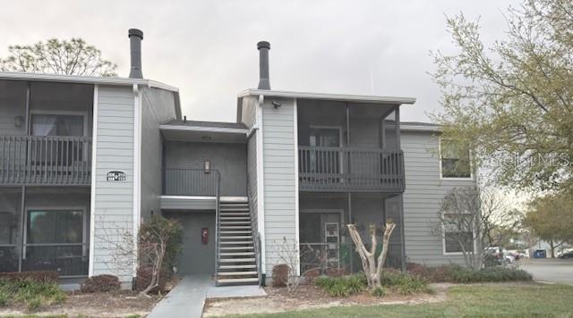 Beautiful well kept 1 bedroom 1 Bathroom  , gated community, on first floor. Laminated flooring throughout, This community offers a fitness center, clubhouse, pool, and this unit is in excellent location, nearby shopping malls  and supermarkets and   rapid access to major highways 417, 436, UCF  and Full  Sail University.