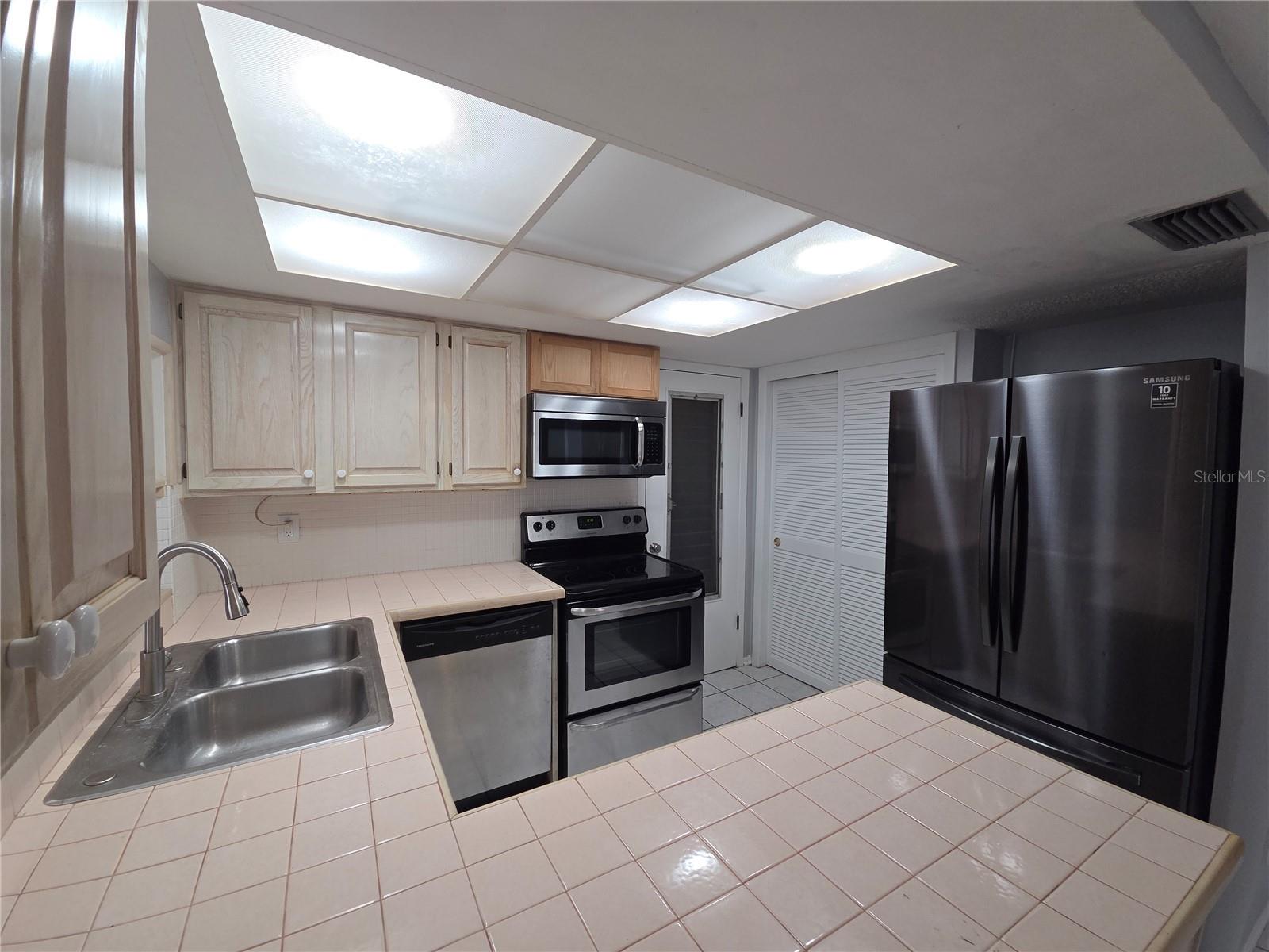 BEACON SQUARE - Residential Lease