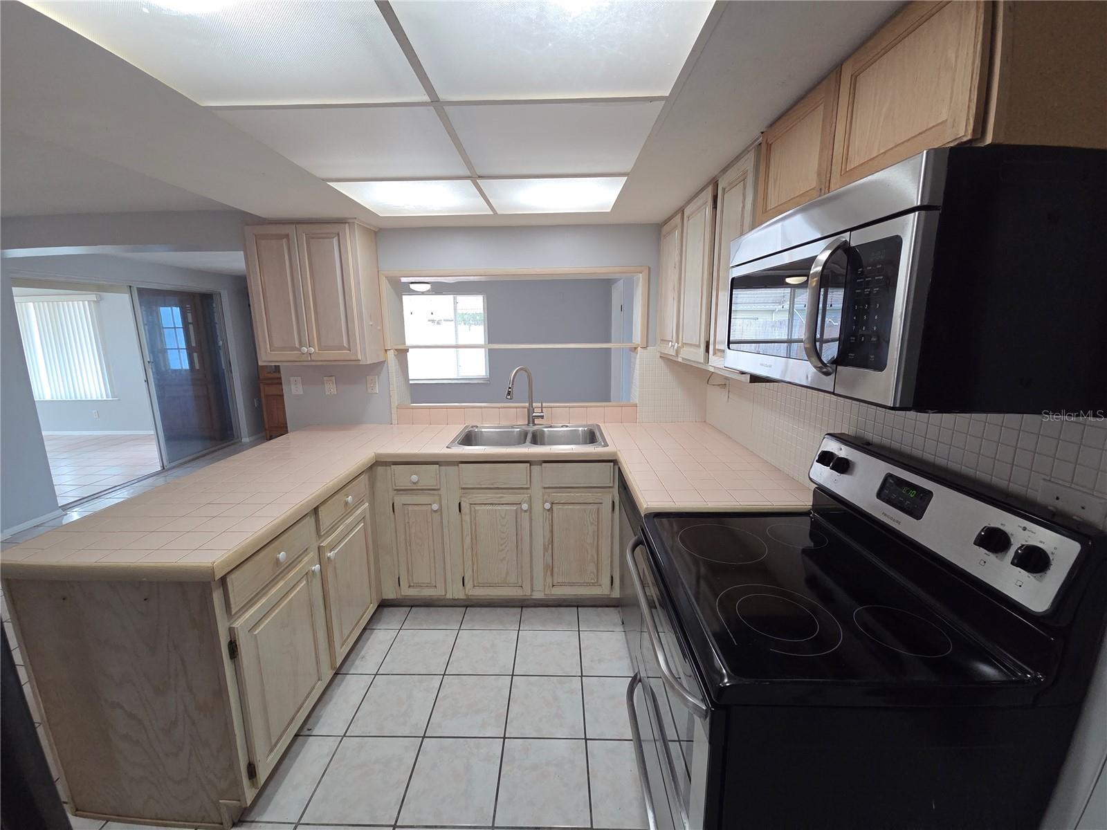 BEACON SQUARE - Residential Lease