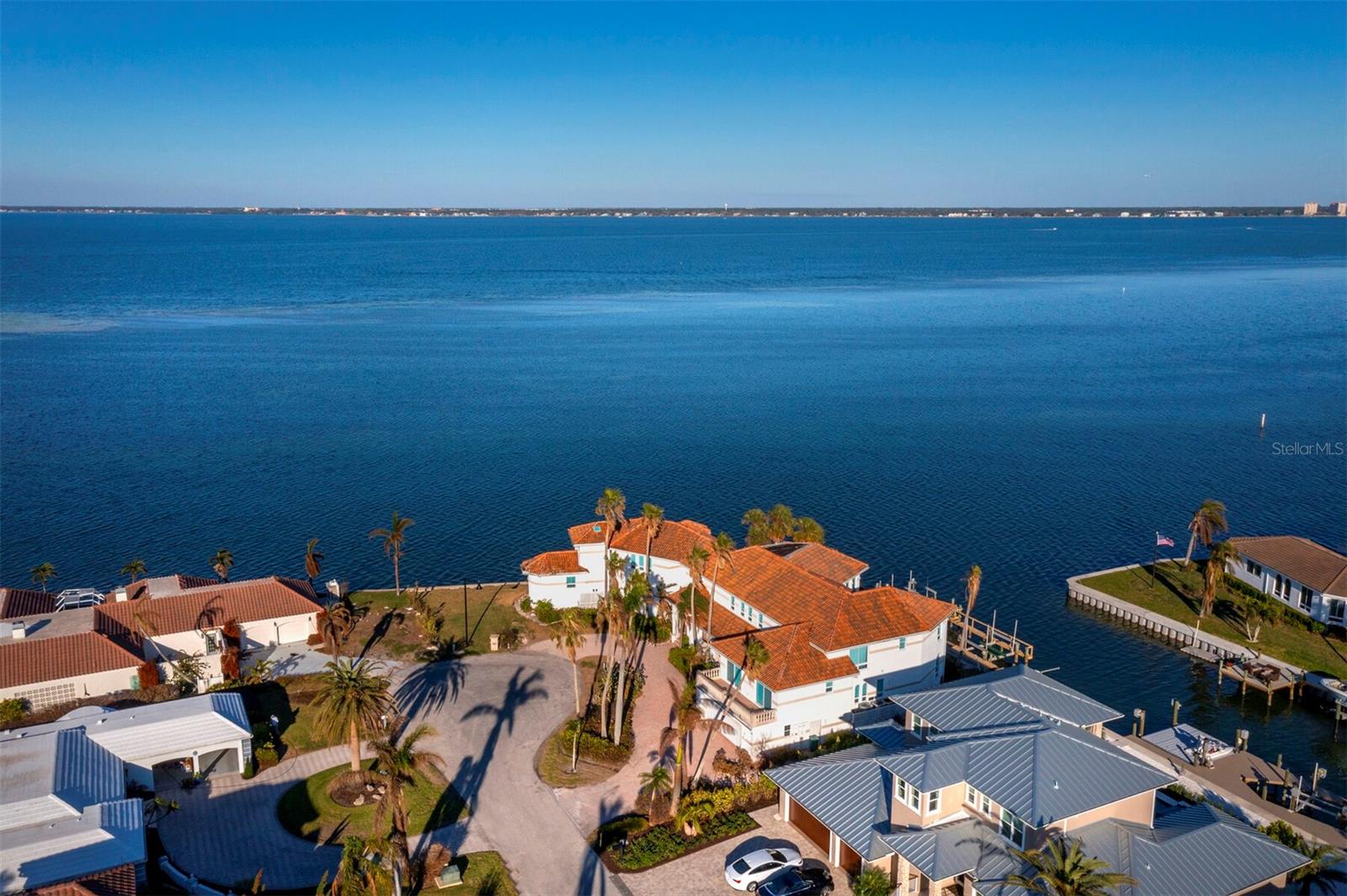 COUNTRY CLUB SHORES - Residential