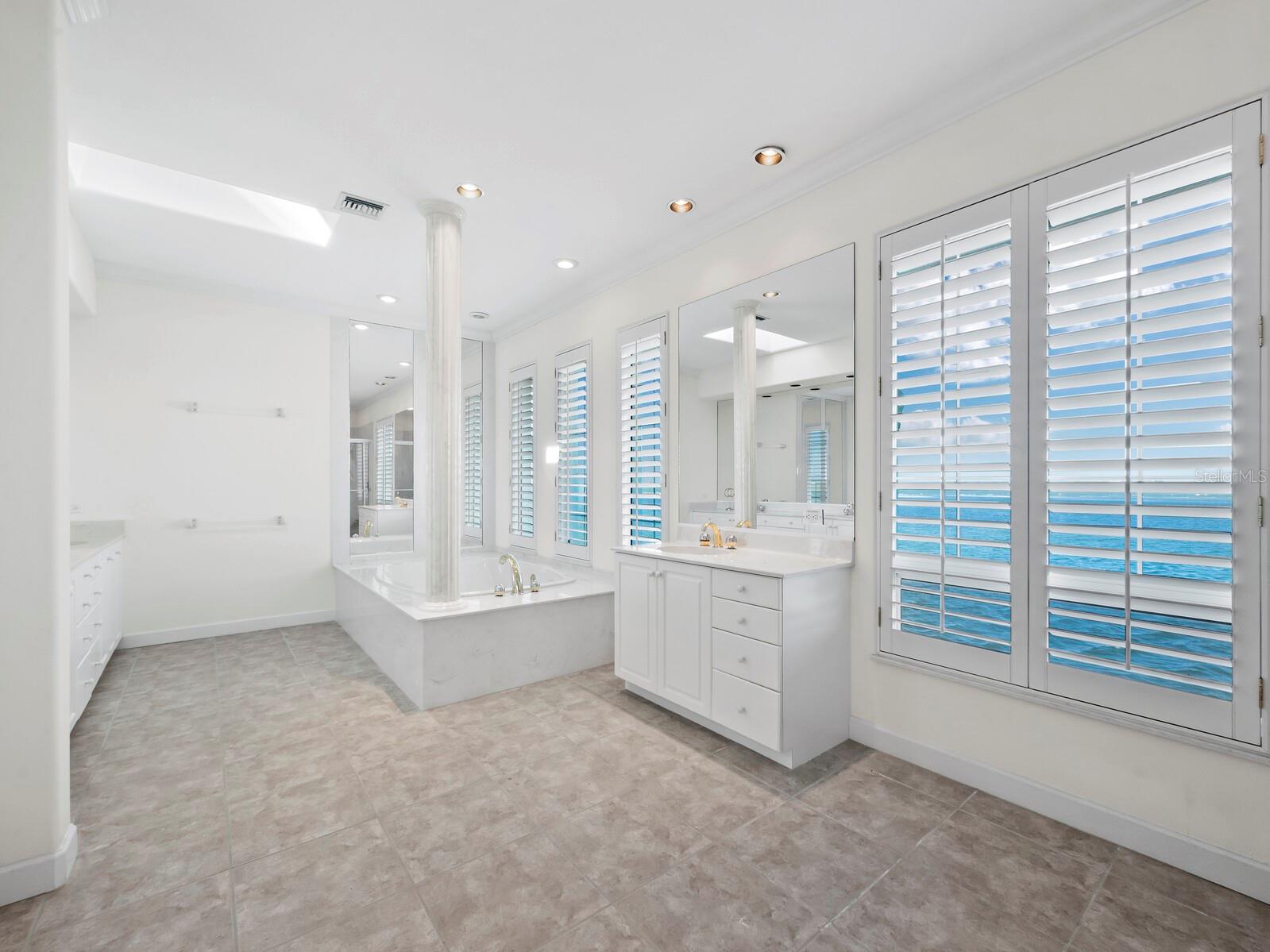 COUNTRY CLUB SHORES - Residential