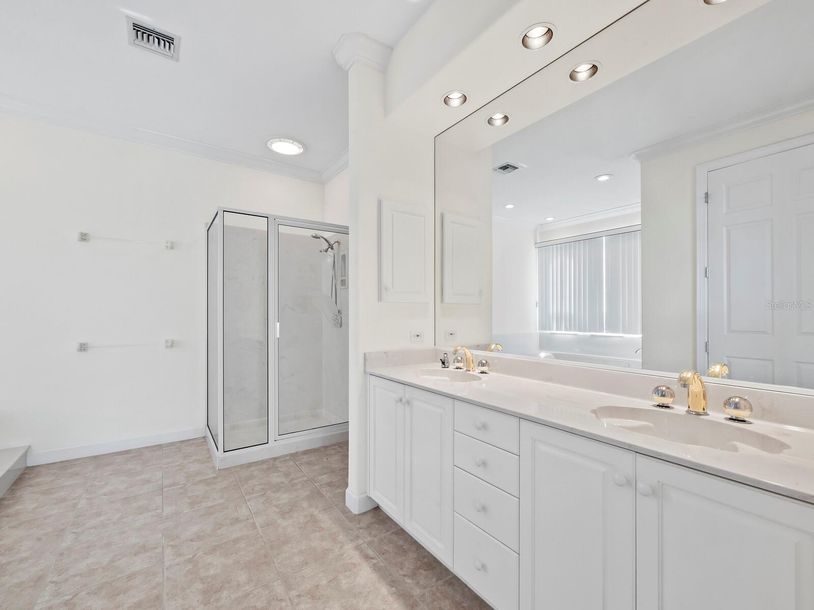 COUNTRY CLUB SHORES - Residential