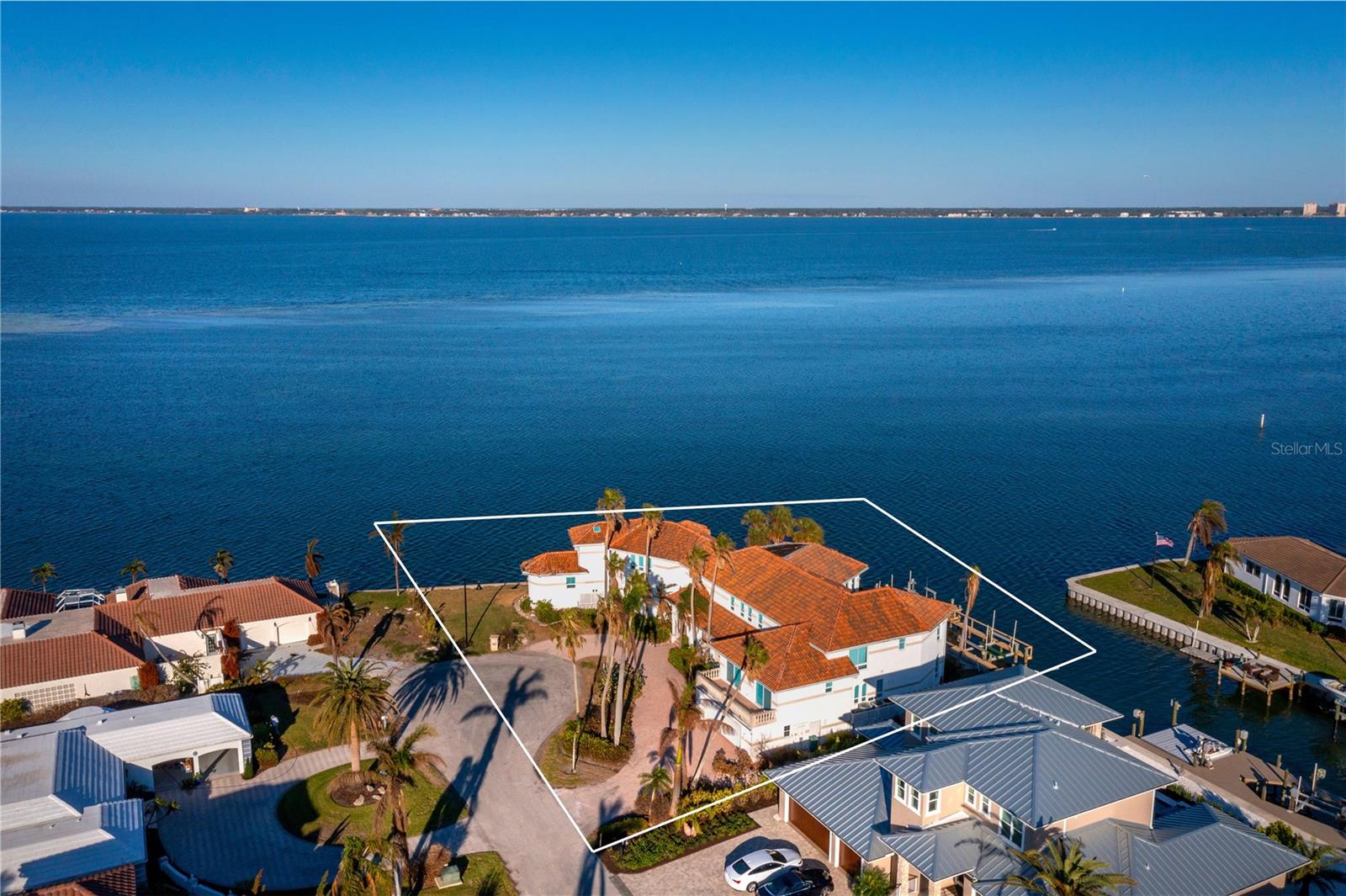 COUNTRY CLUB SHORES - Residential