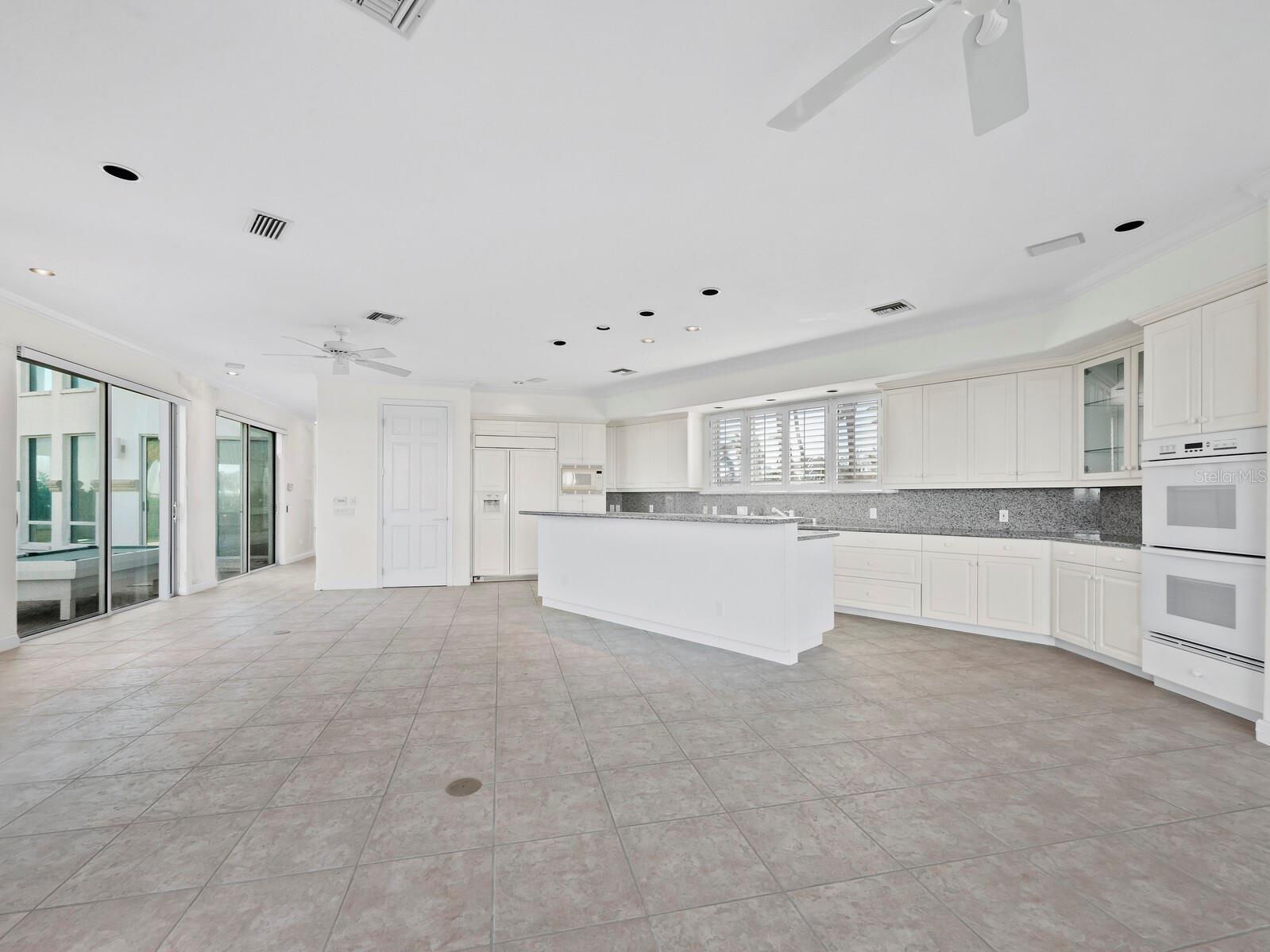 COUNTRY CLUB SHORES - Residential