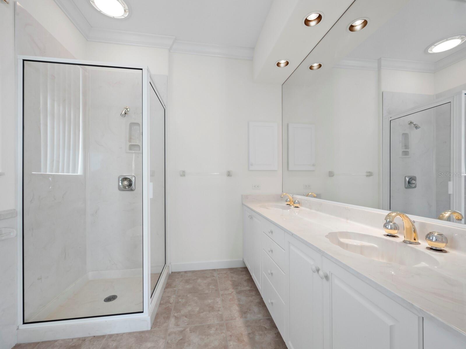 COUNTRY CLUB SHORES - Residential