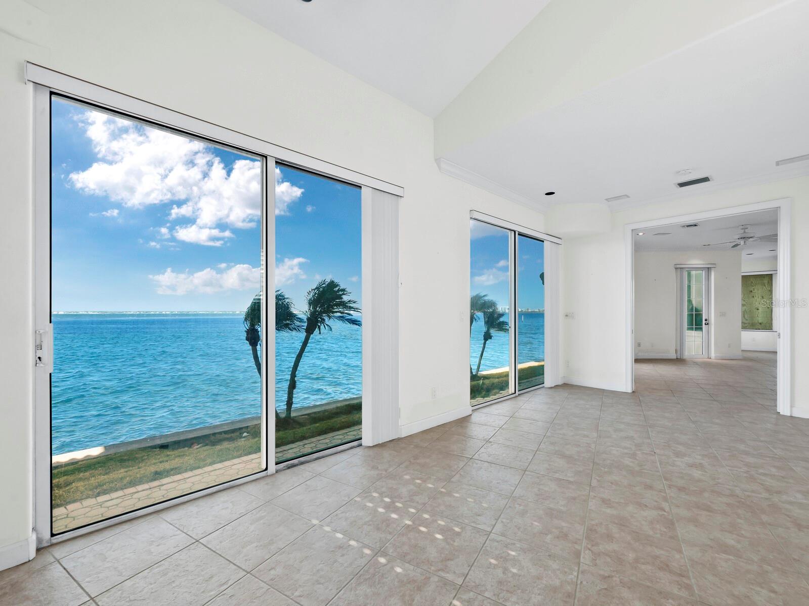 COUNTRY CLUB SHORES - Residential